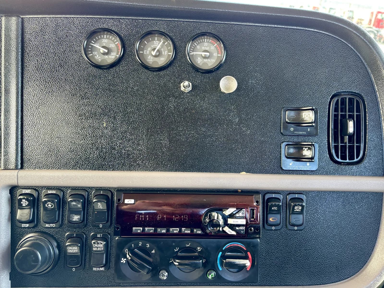 2016 Peterbilt 365 — photo 18