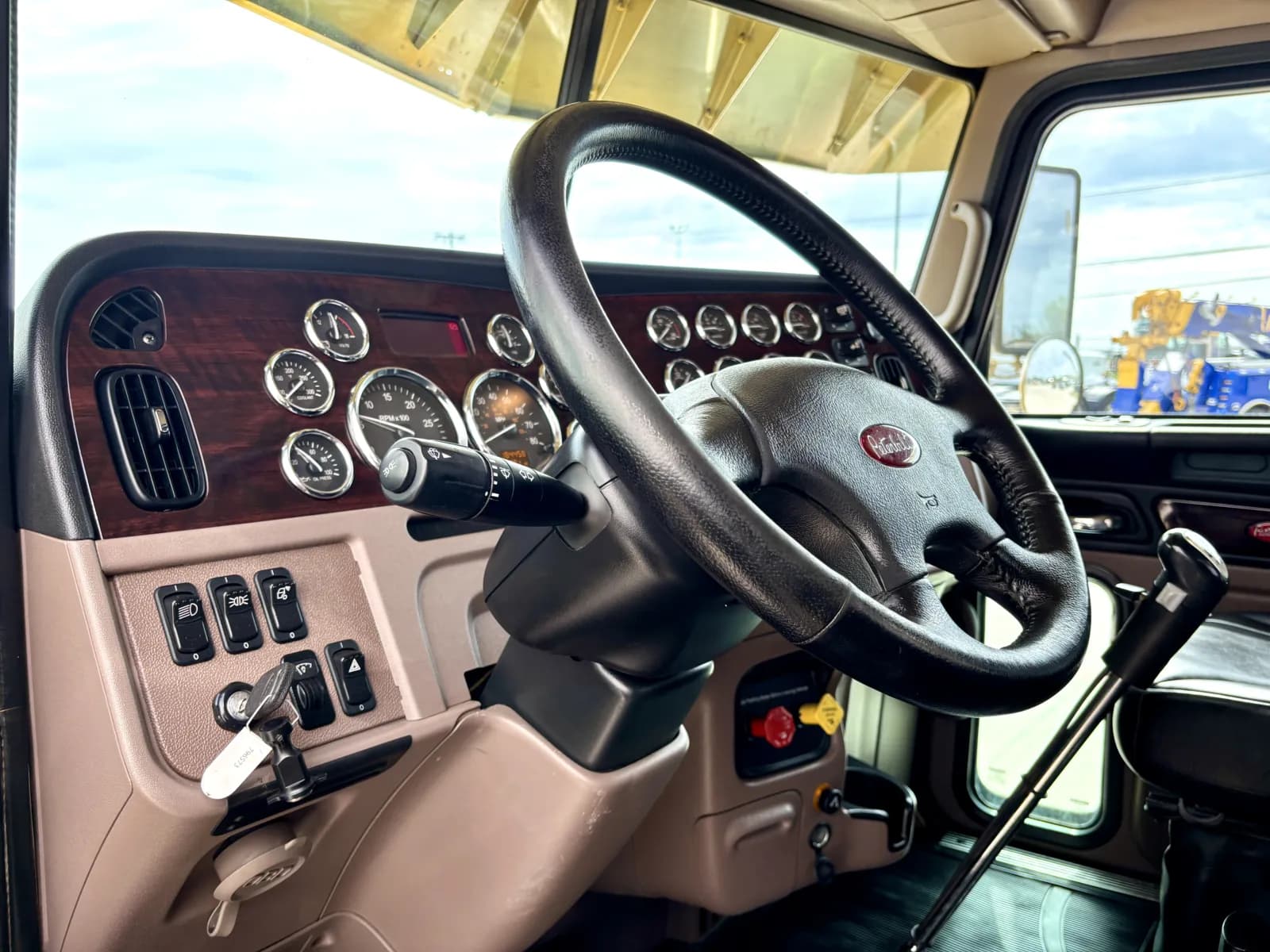 2022 Peterbilt 389 — photo 15