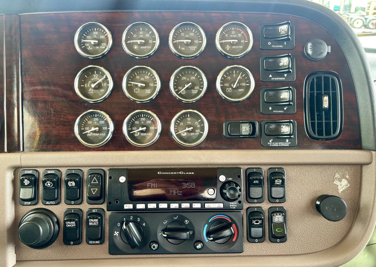 2022 Peterbilt 389 — photo 18