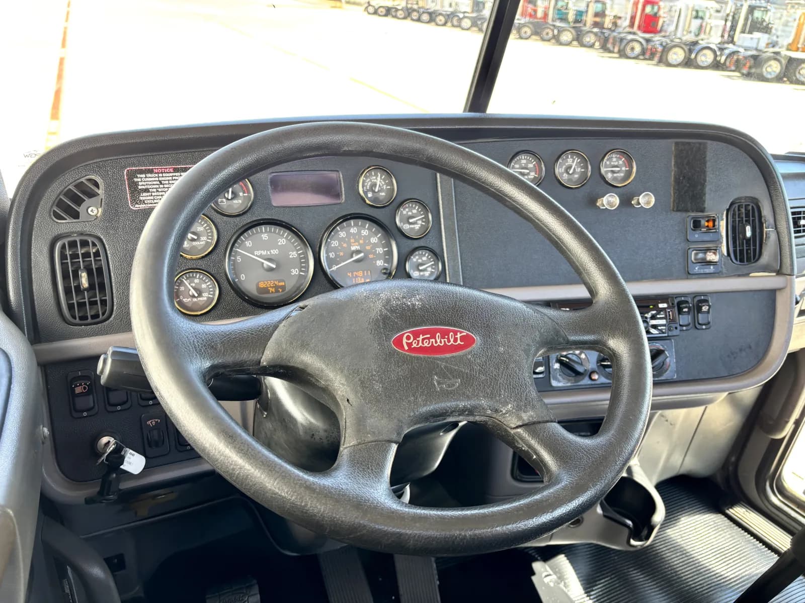2016 Peterbilt 365 — photo 16