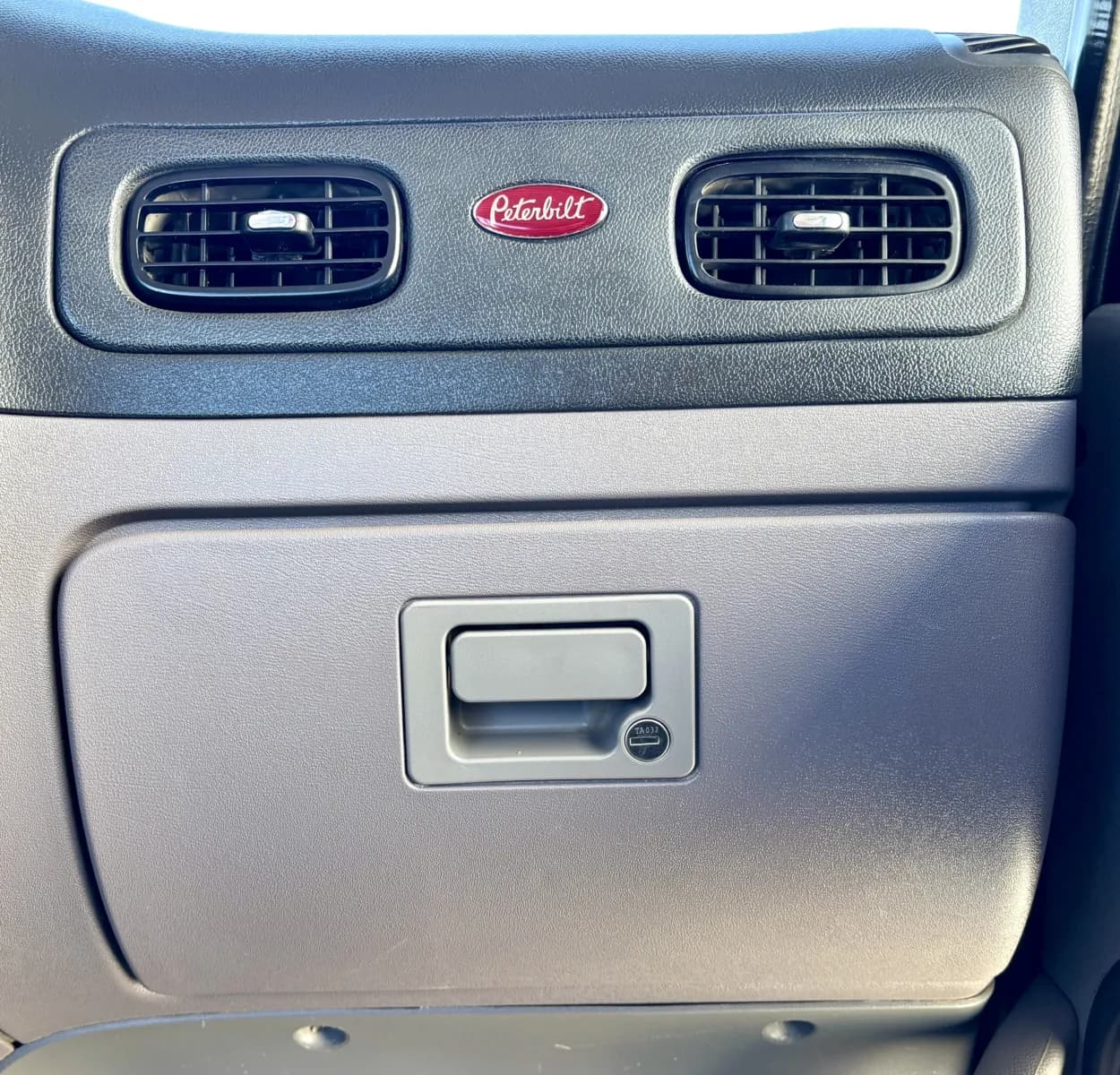 2016 Peterbilt 365 — photo 19