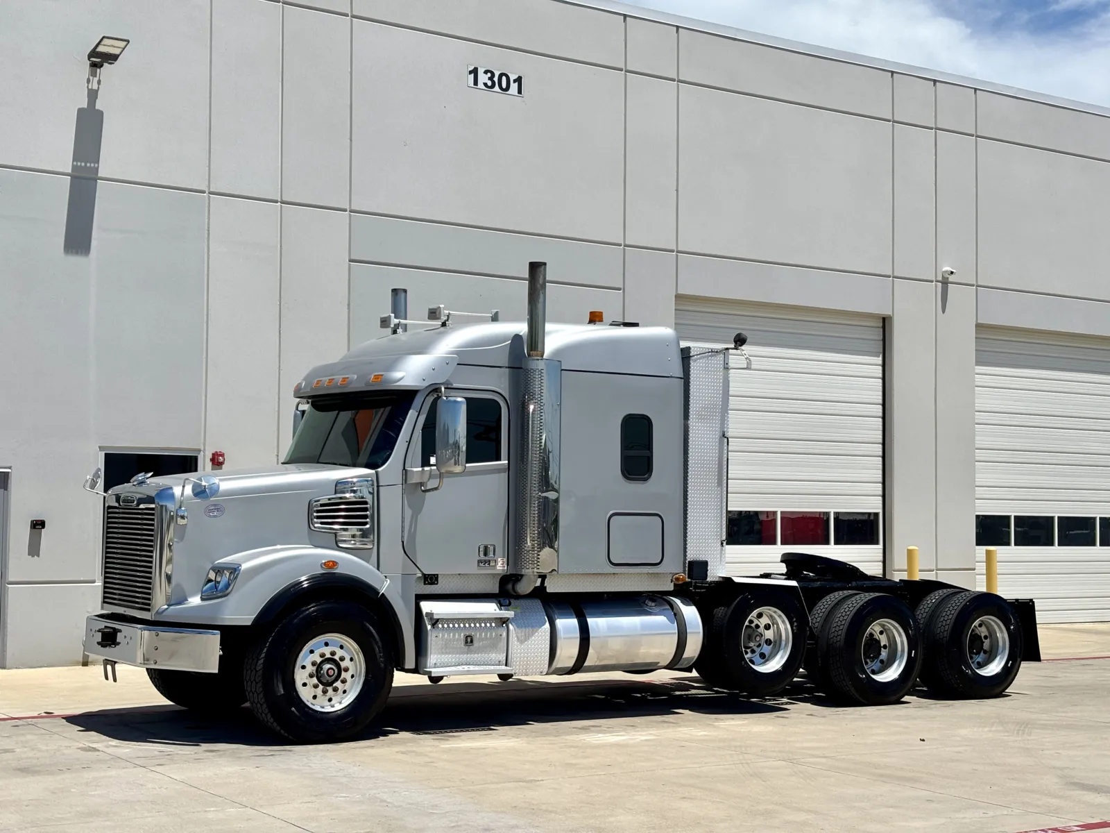 2016 Freightliner 122SD — photo 2