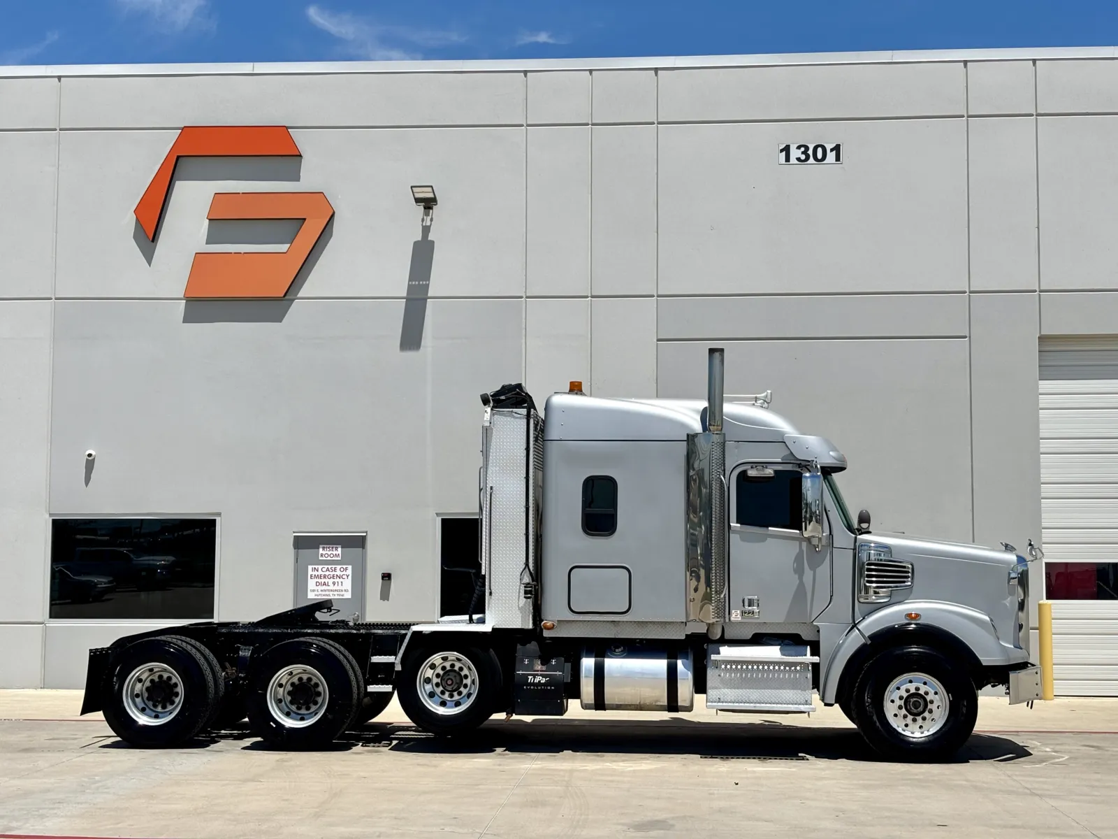2016 Freightliner 122SD — photo 3