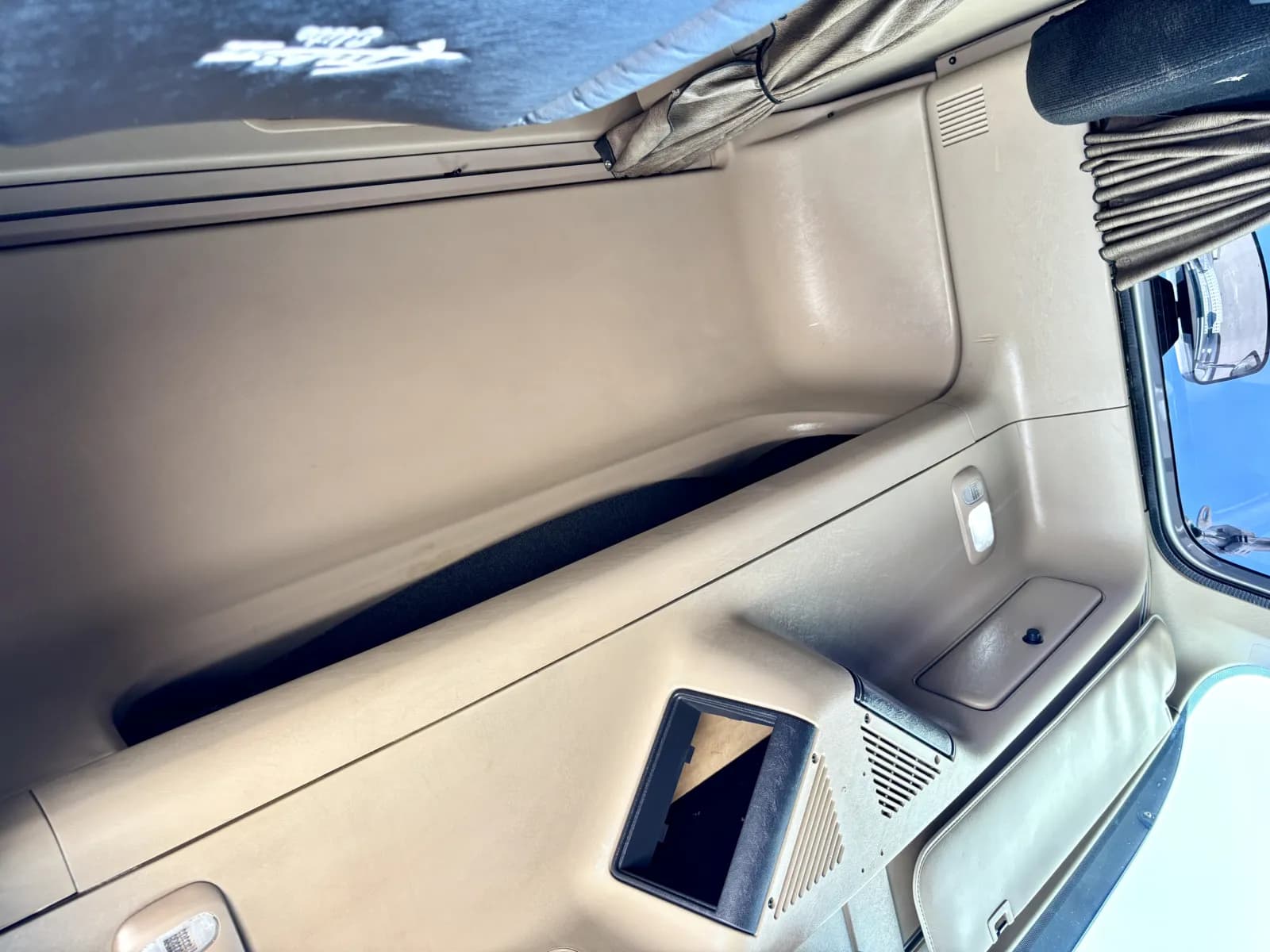 2016 Freightliner 122SD — photo 20