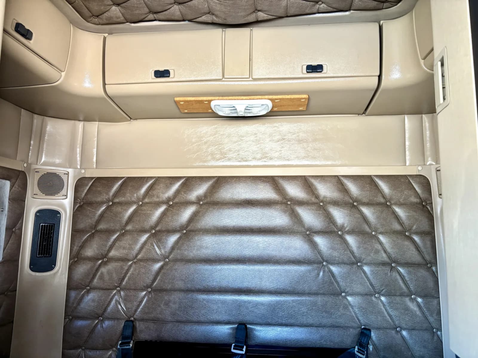 2016 Freightliner 122SD — photo 22