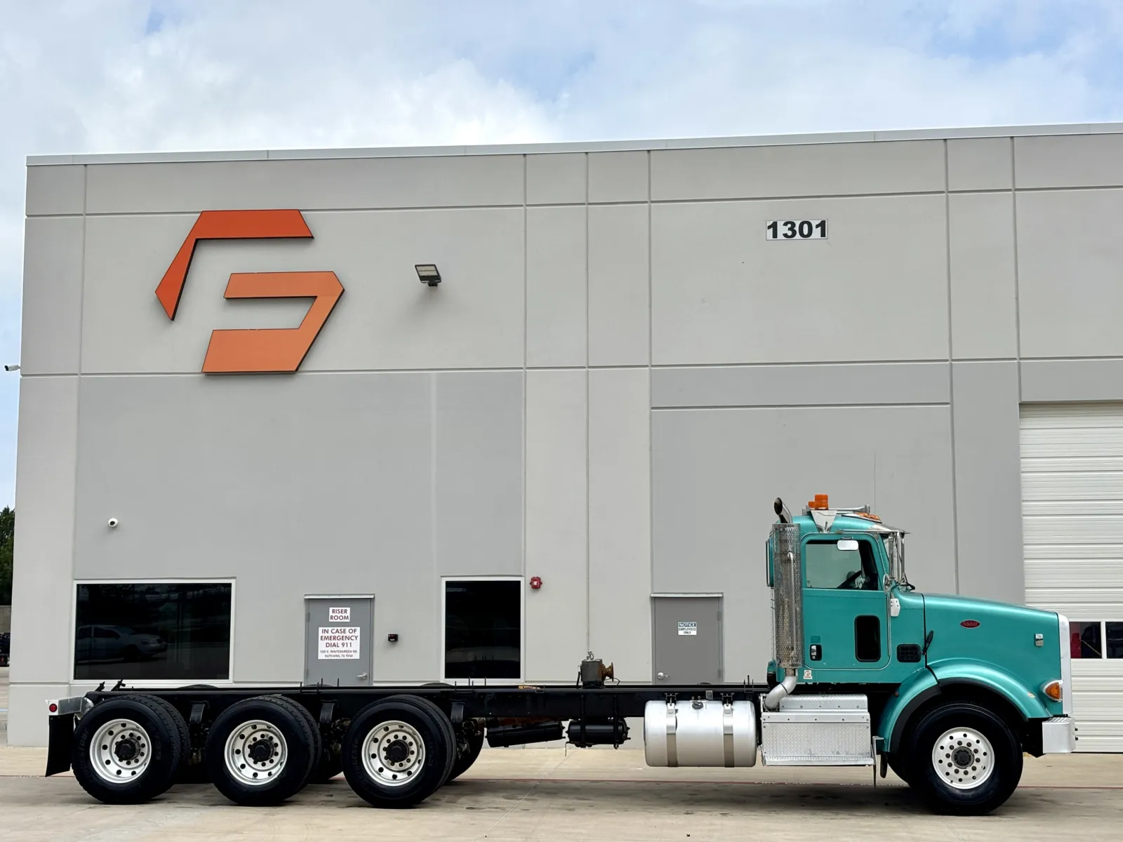 2013 Peterbilt 365 — photo 3