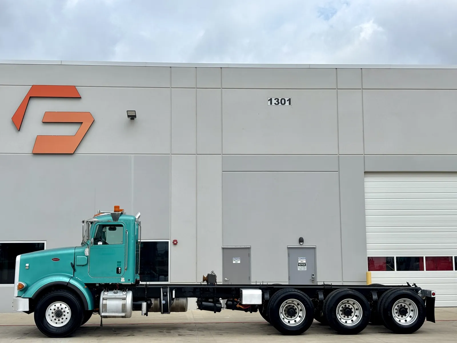 2013 Peterbilt 365 — photo 4