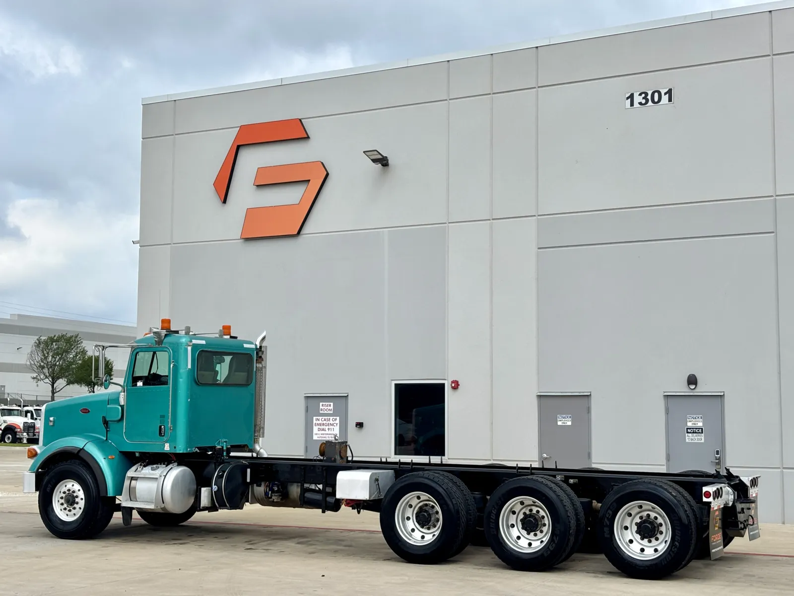 2013 Peterbilt 365 — photo 6