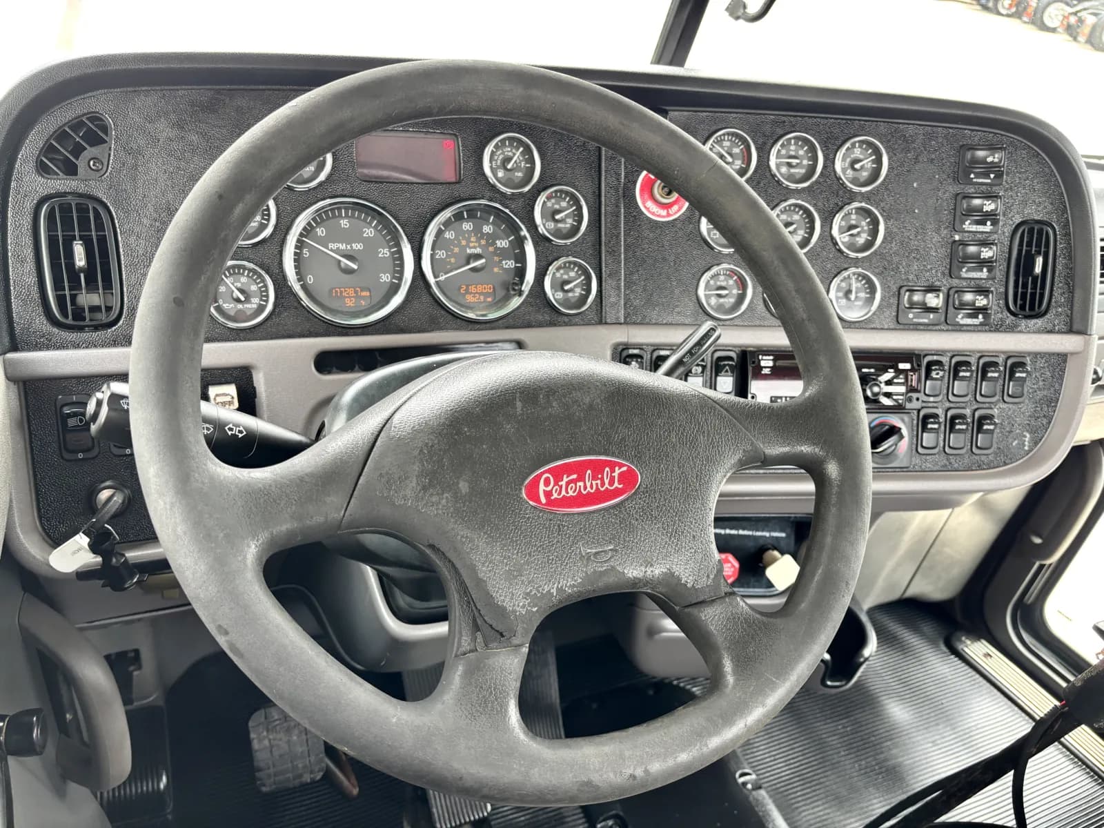 2013 Peterbilt 365 — photo 16