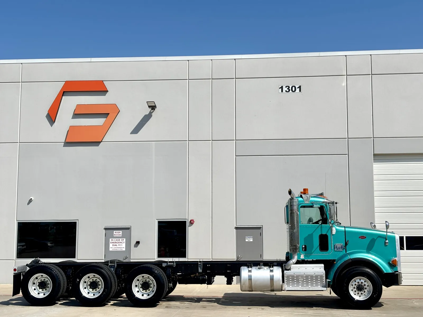 2014 Peterbilt 365 — photo 3