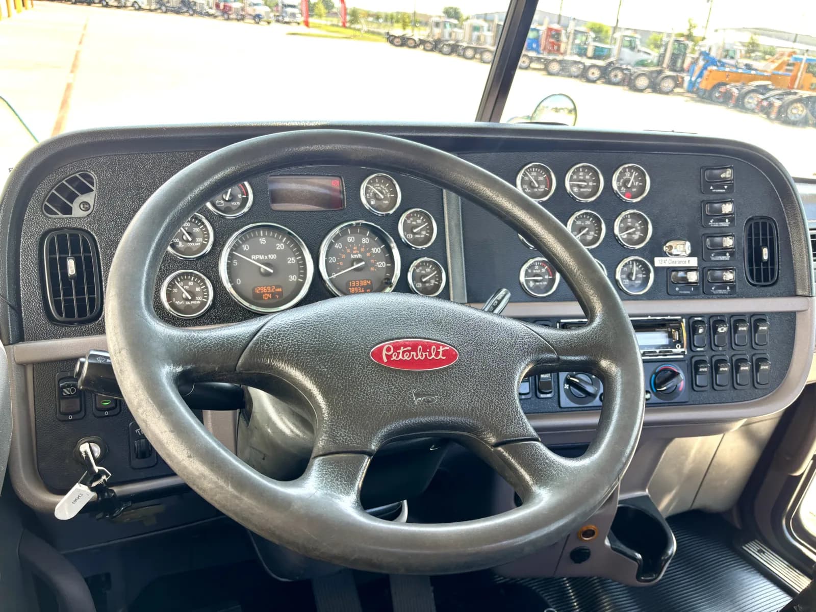2014 Peterbilt 365 — photo 16