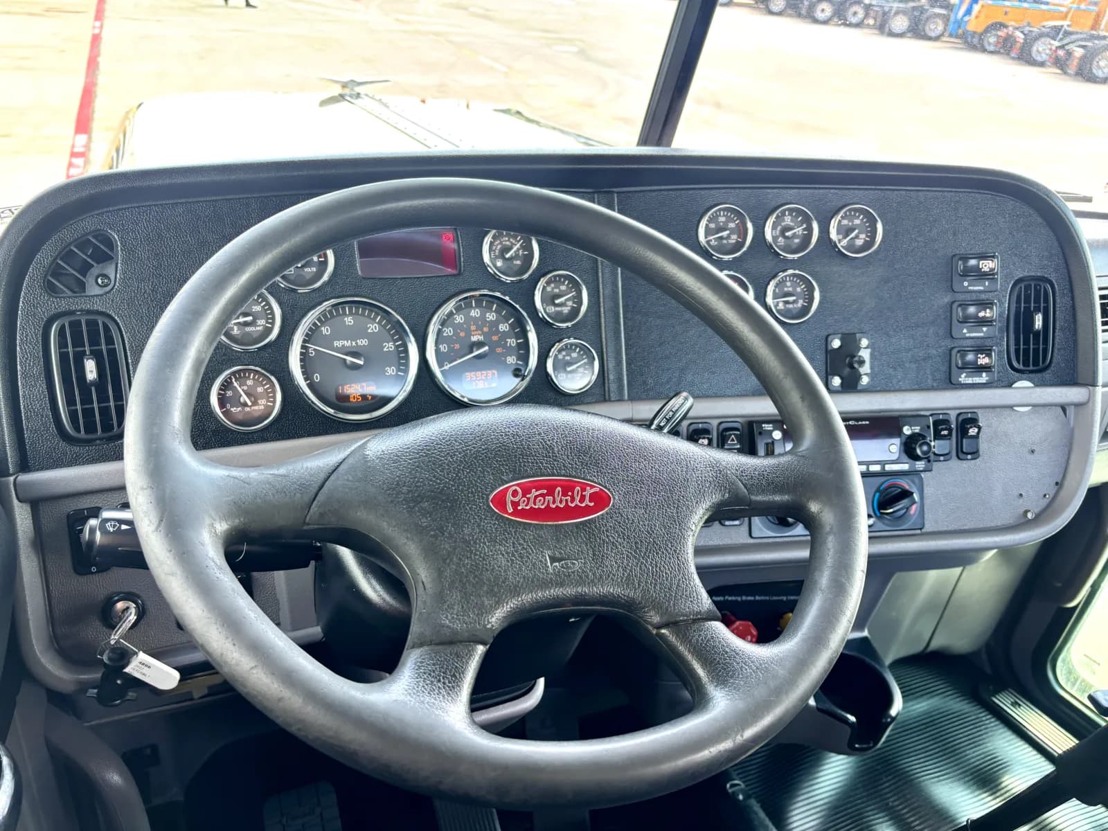 2022 Peterbilt 389 — photo 16