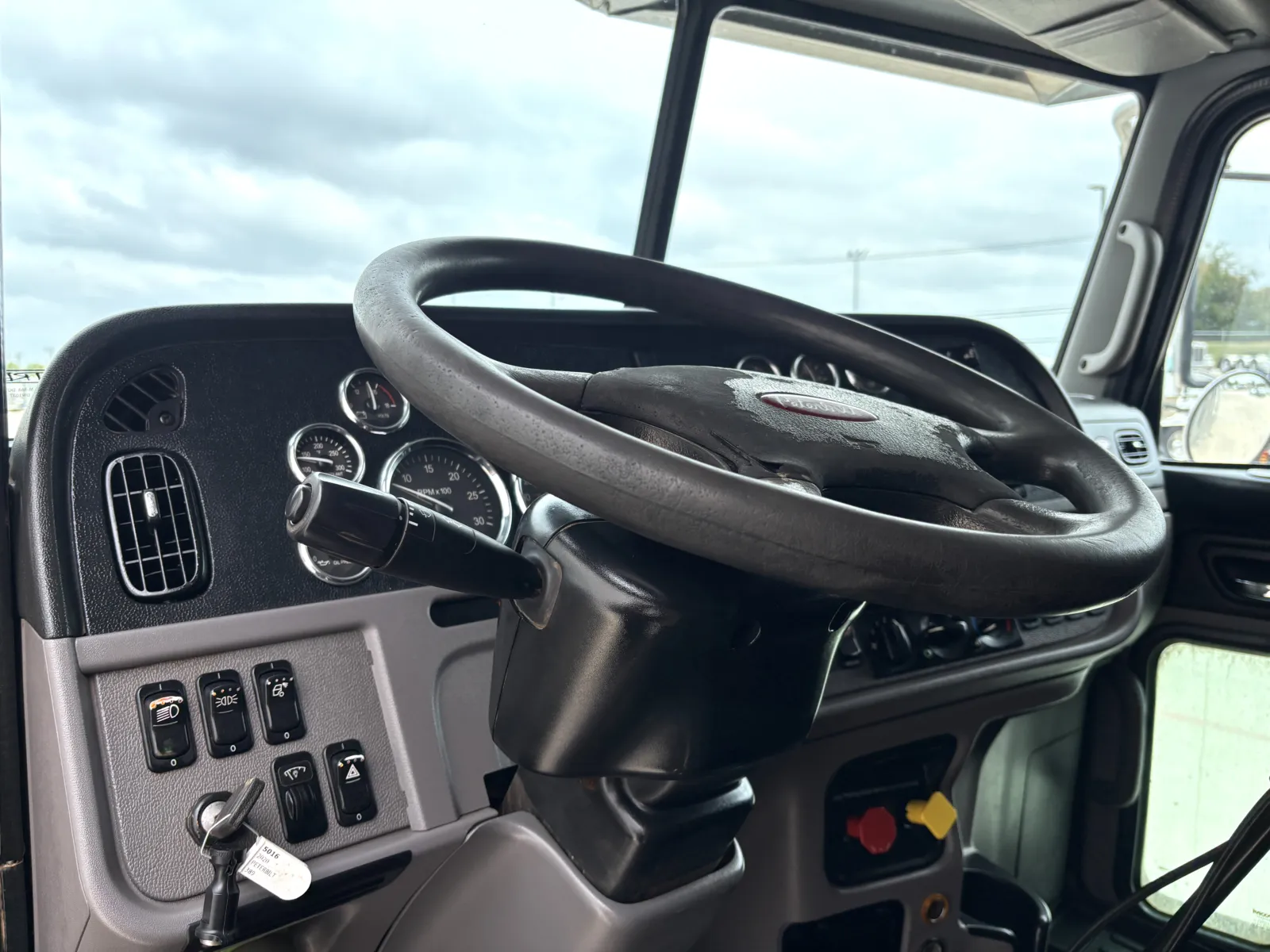 2020 Peterbilt 389 — photo 15