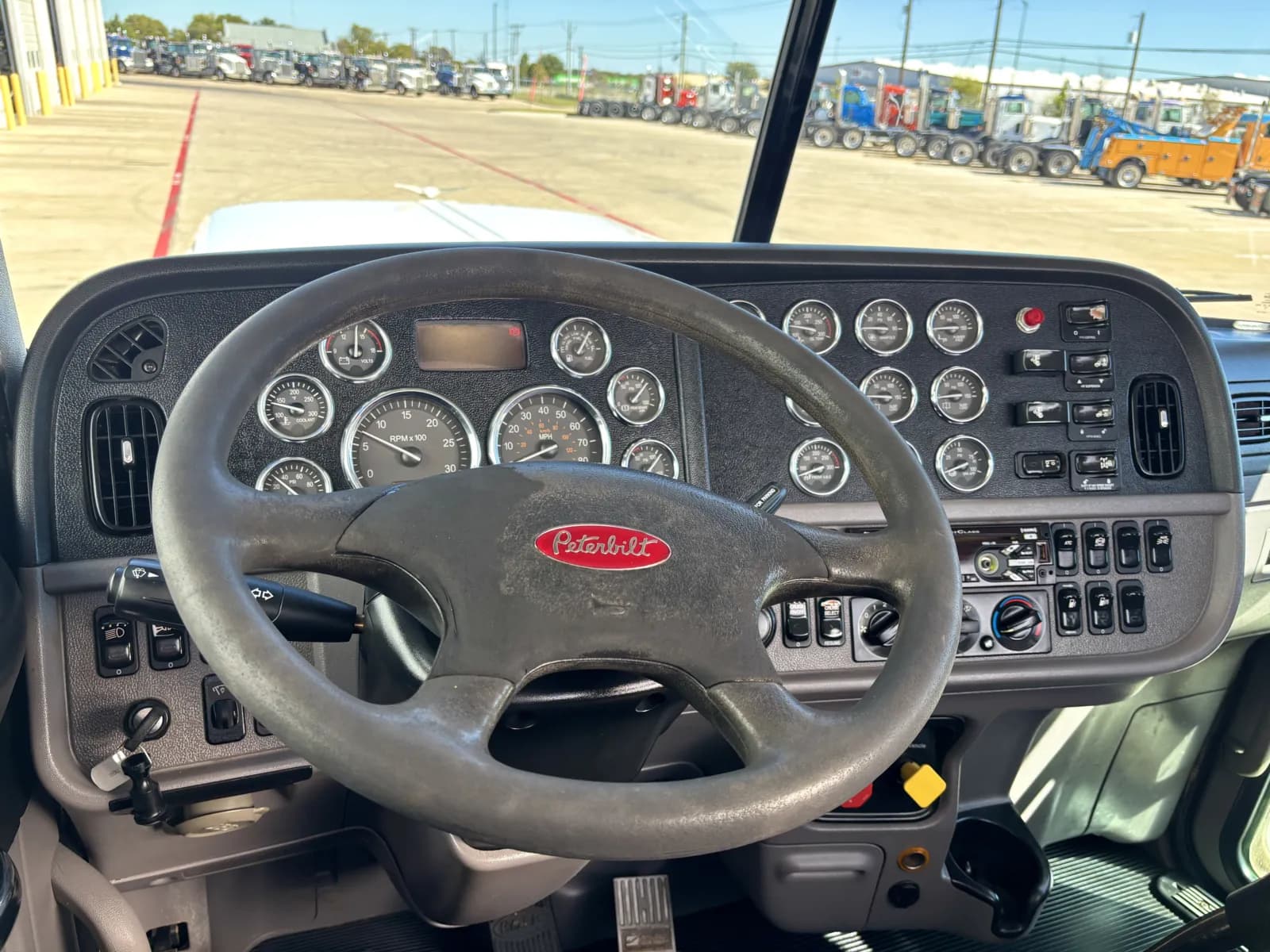 2020 Peterbilt 389 — photo 16
