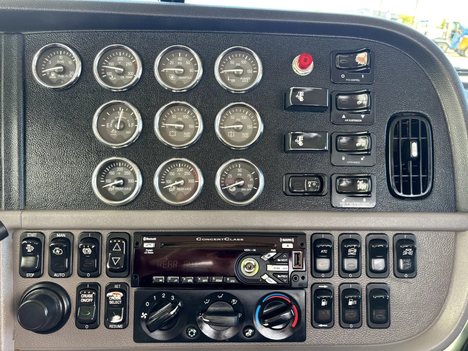 2020 Peterbilt 389 — photo 18