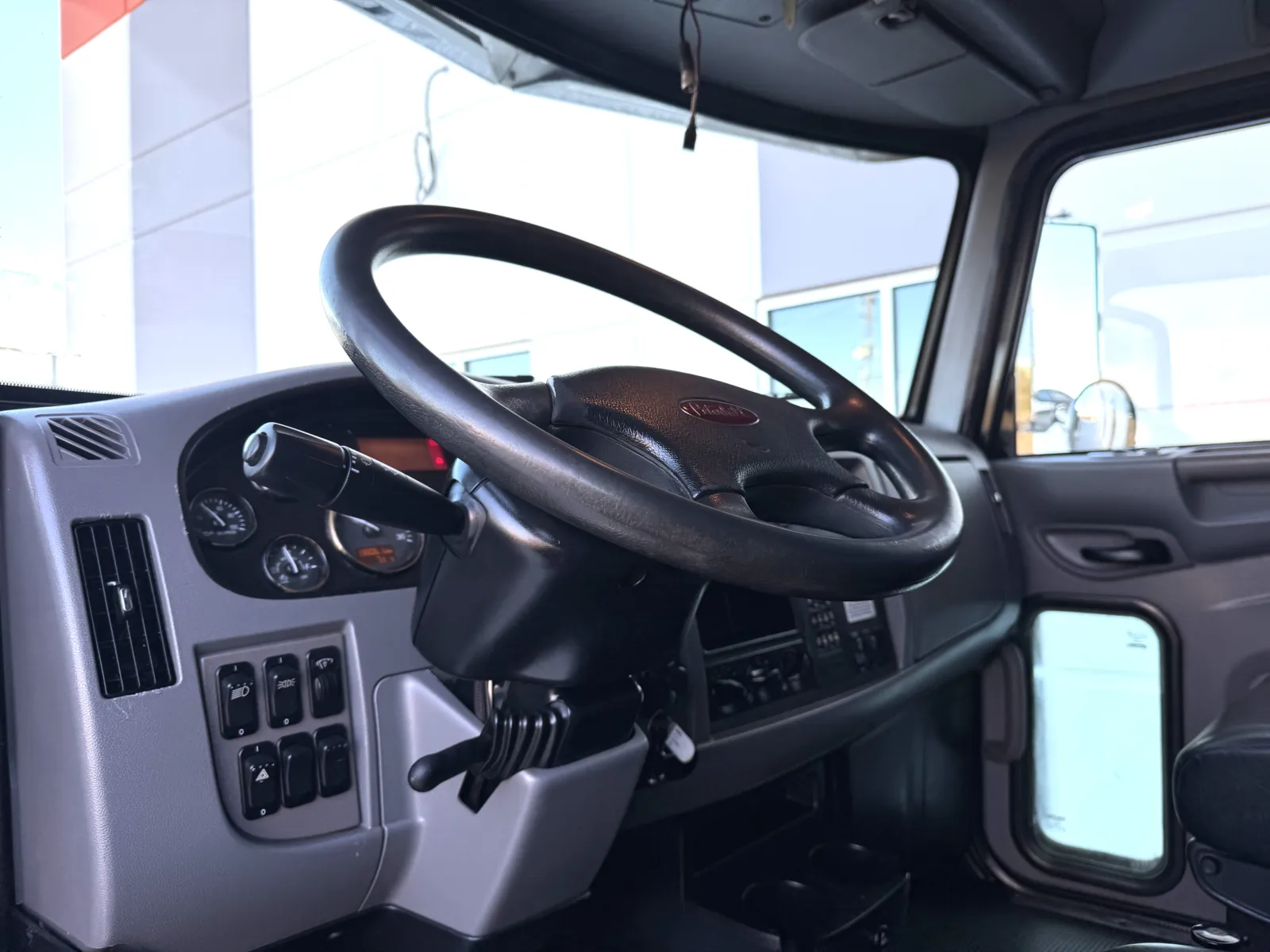 2018 Peterbilt 348 — photo 16