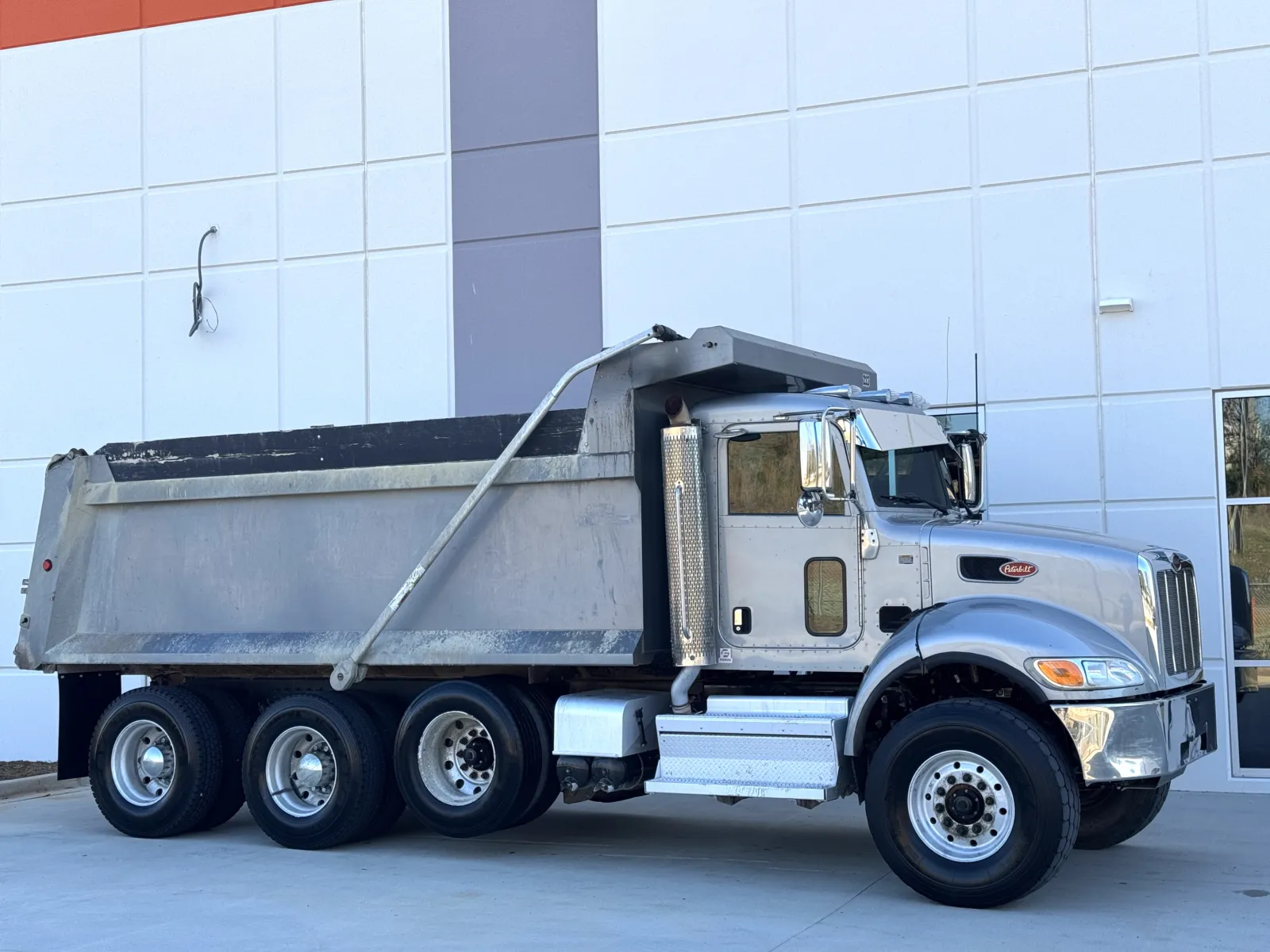 2021 Peterbilt 348 — photo 2
