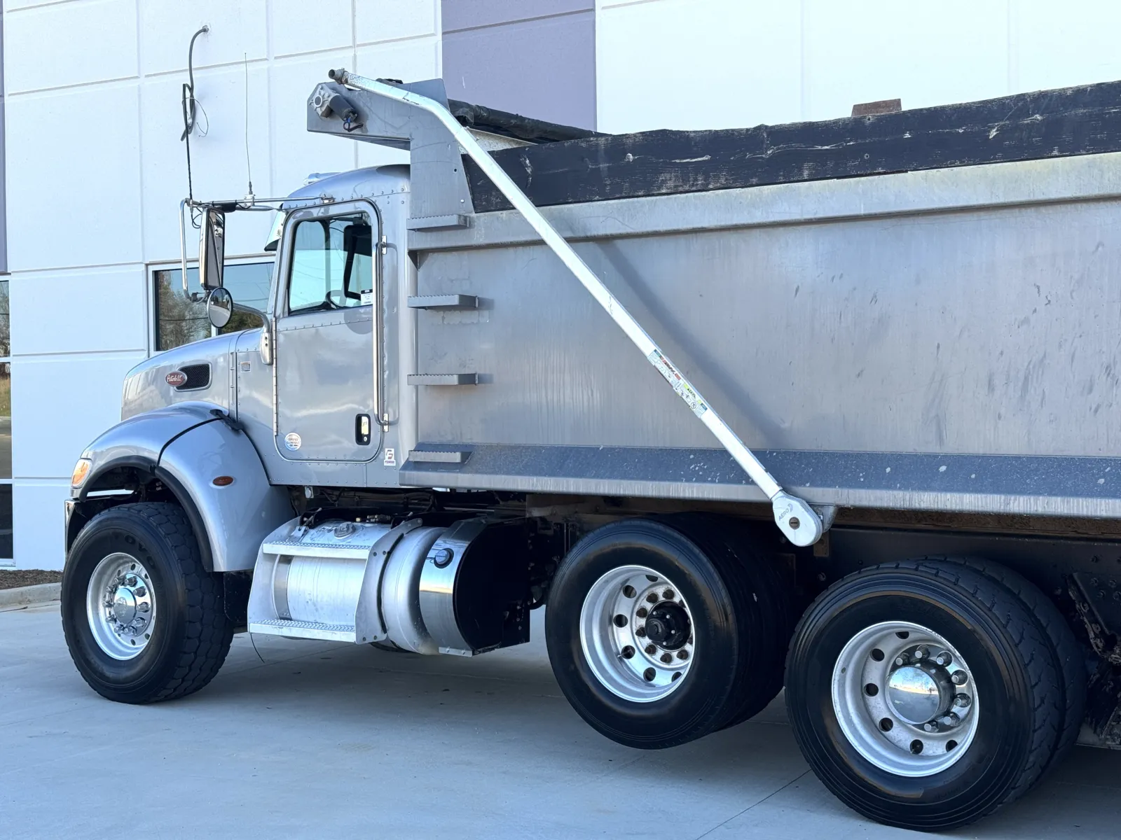2021 Peterbilt 348 — photo 9