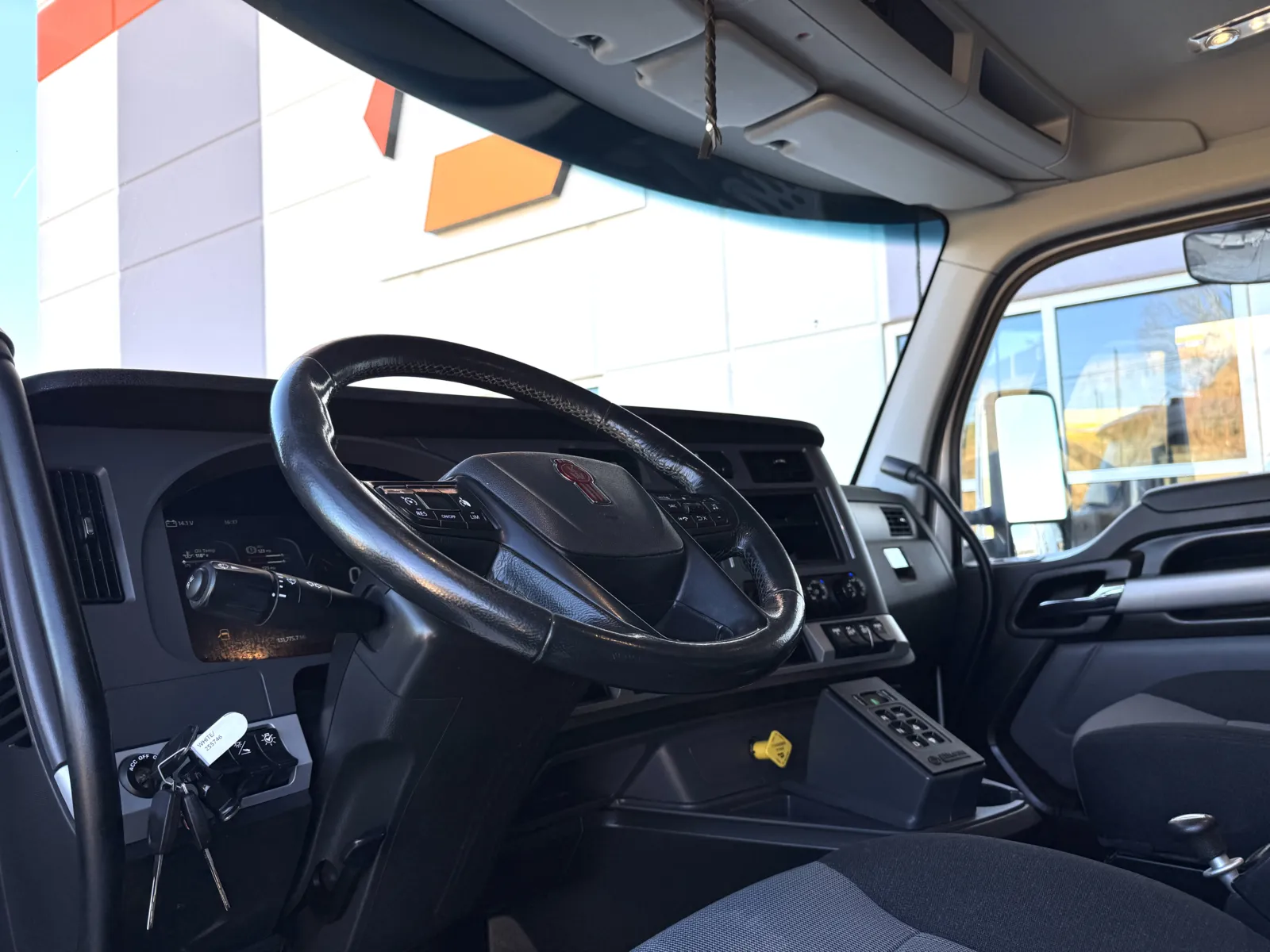 2023 Kenworth T880 — photo 16