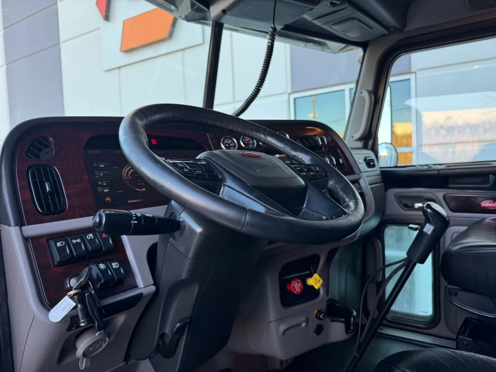 2022 Peterbilt 389 — photo 16