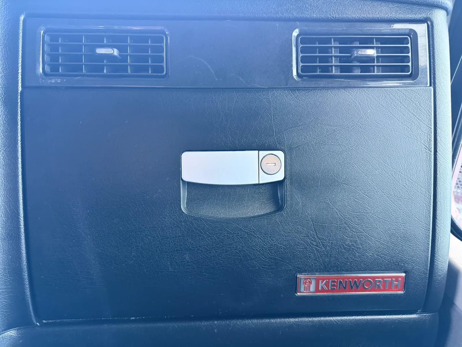 2011 Kenworth W900 — photo 19