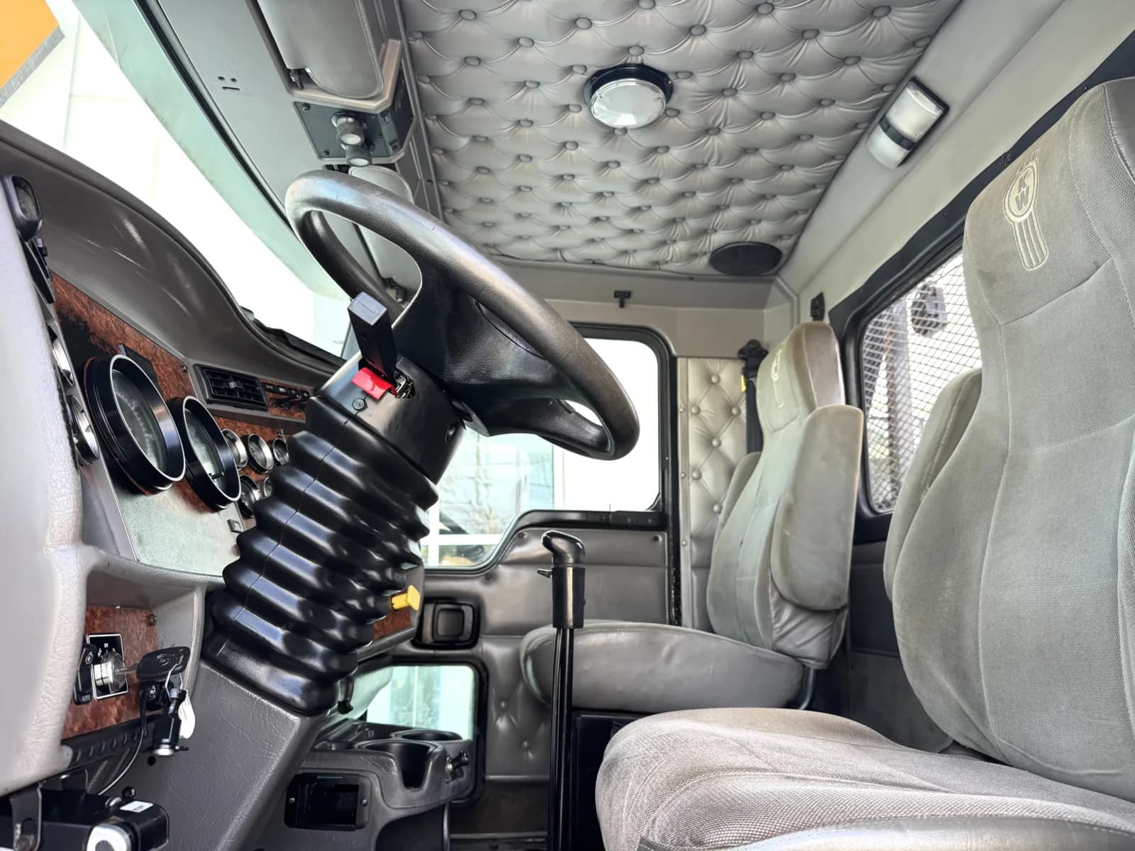 2004 Kenworth T800 — photo 14