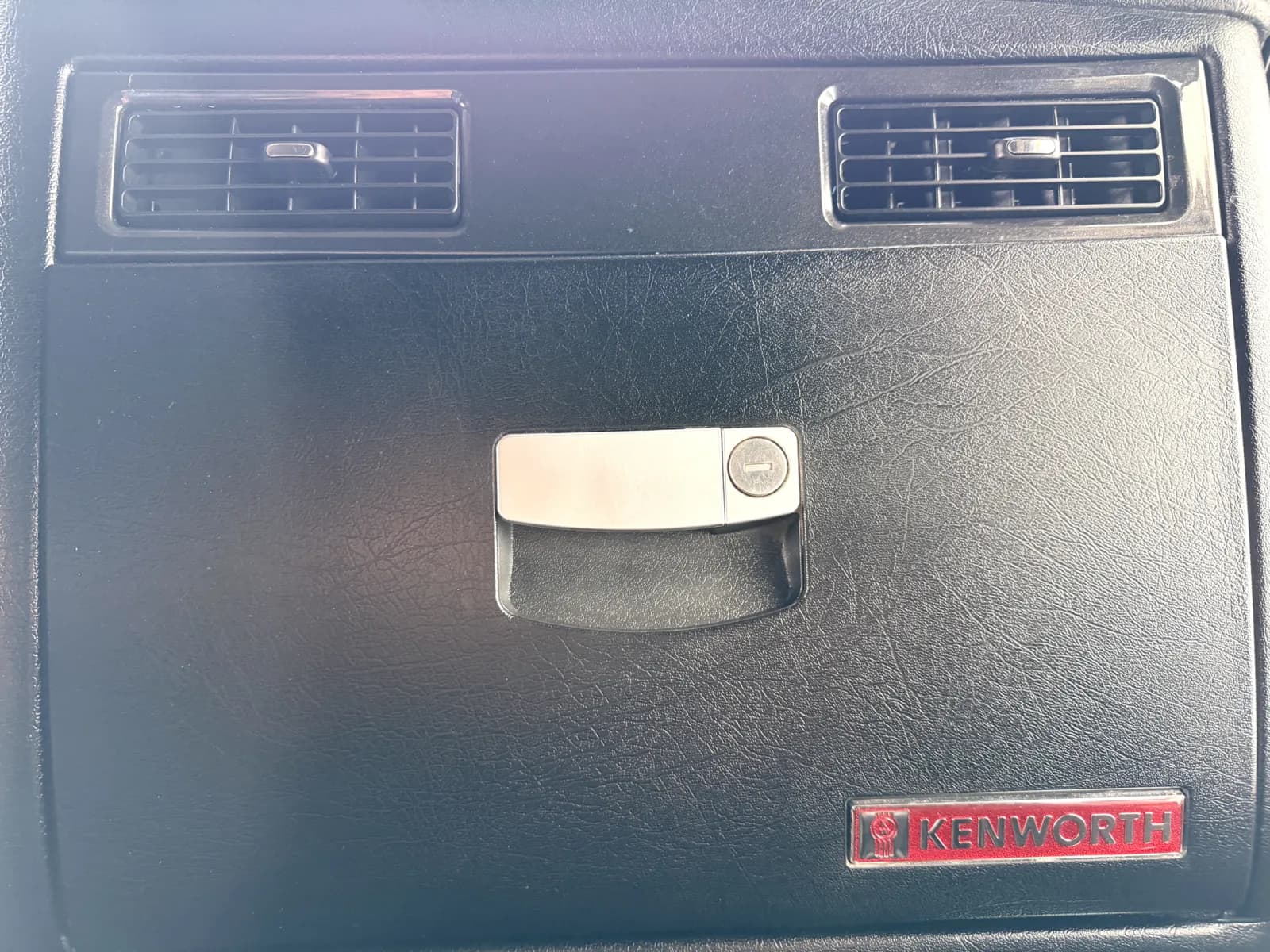 2011 Kenworth T800 — photo 20