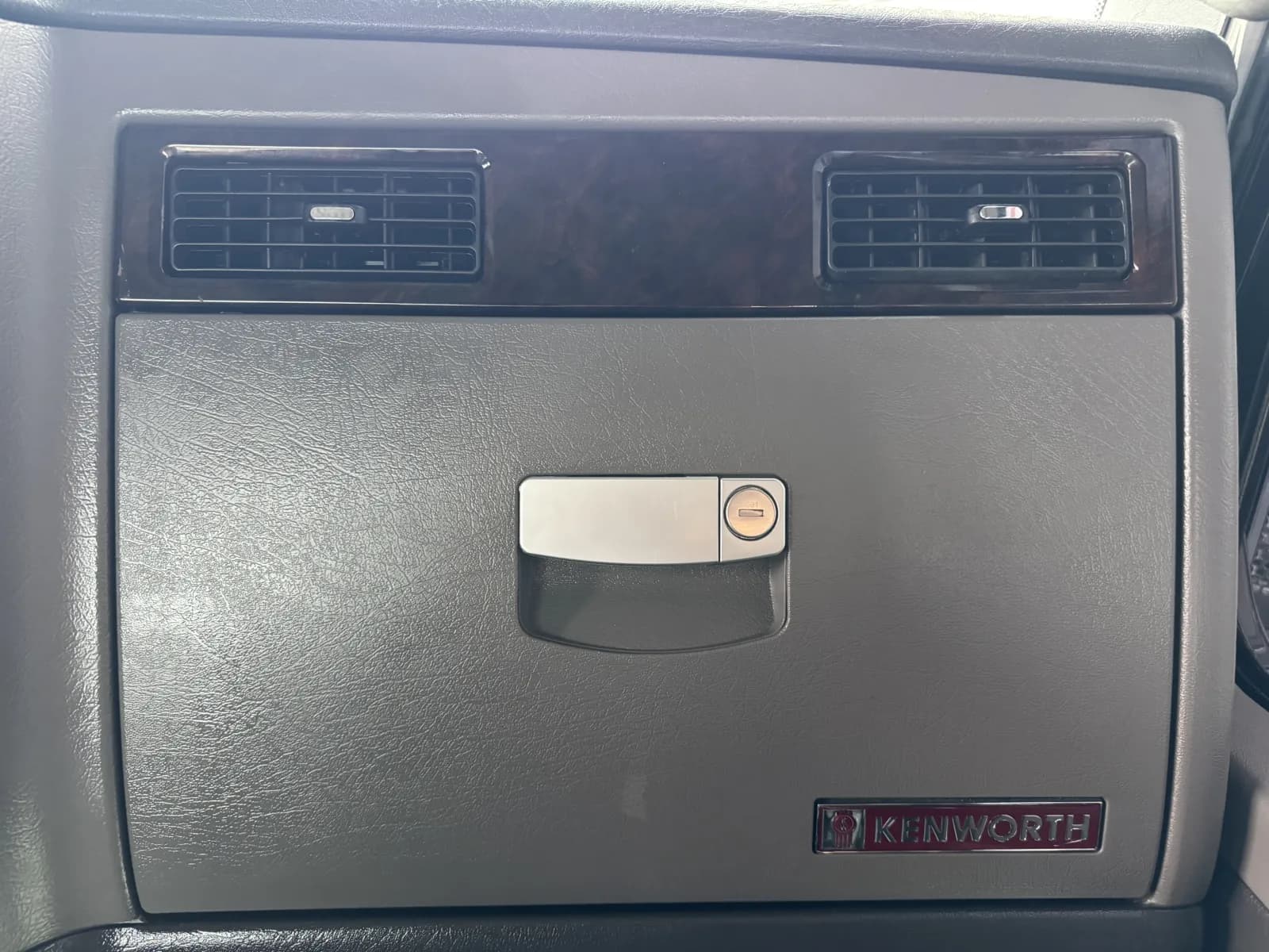 2023 Kenworth W900 — photo 19