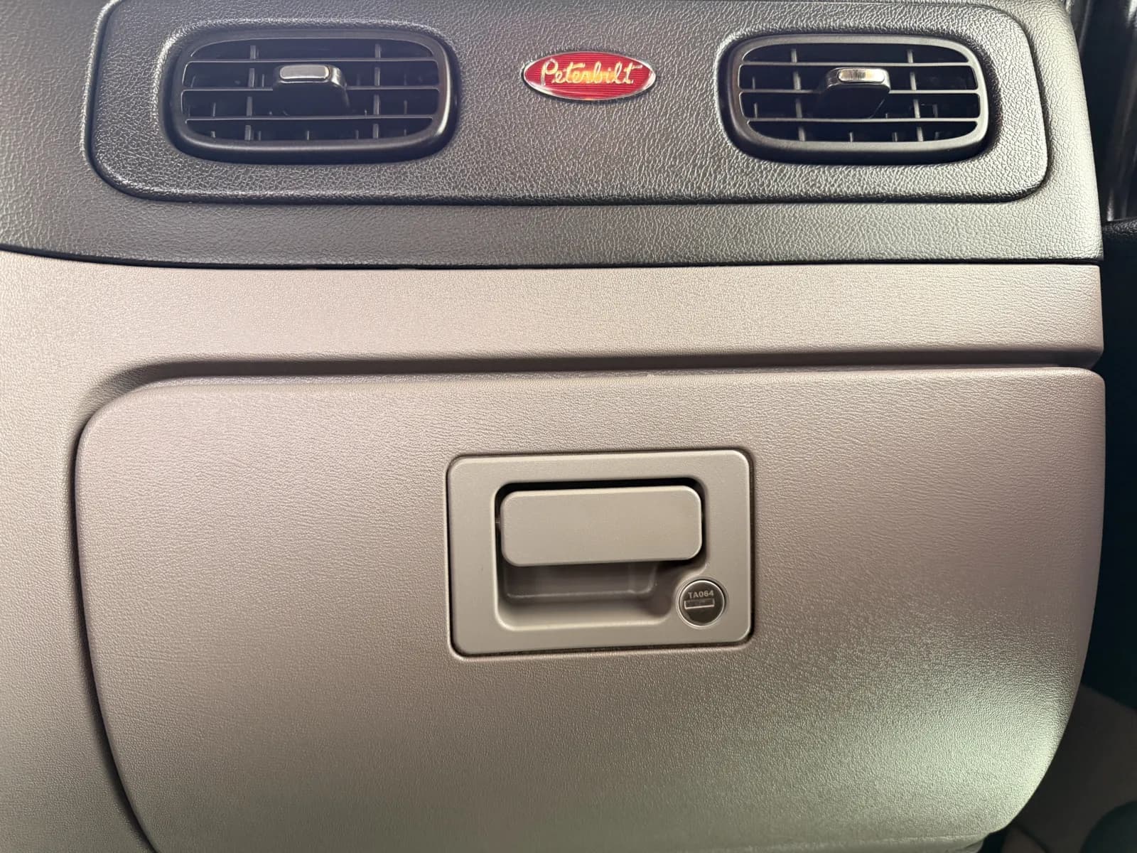 2012 Peterbilt 389 — photo 19
