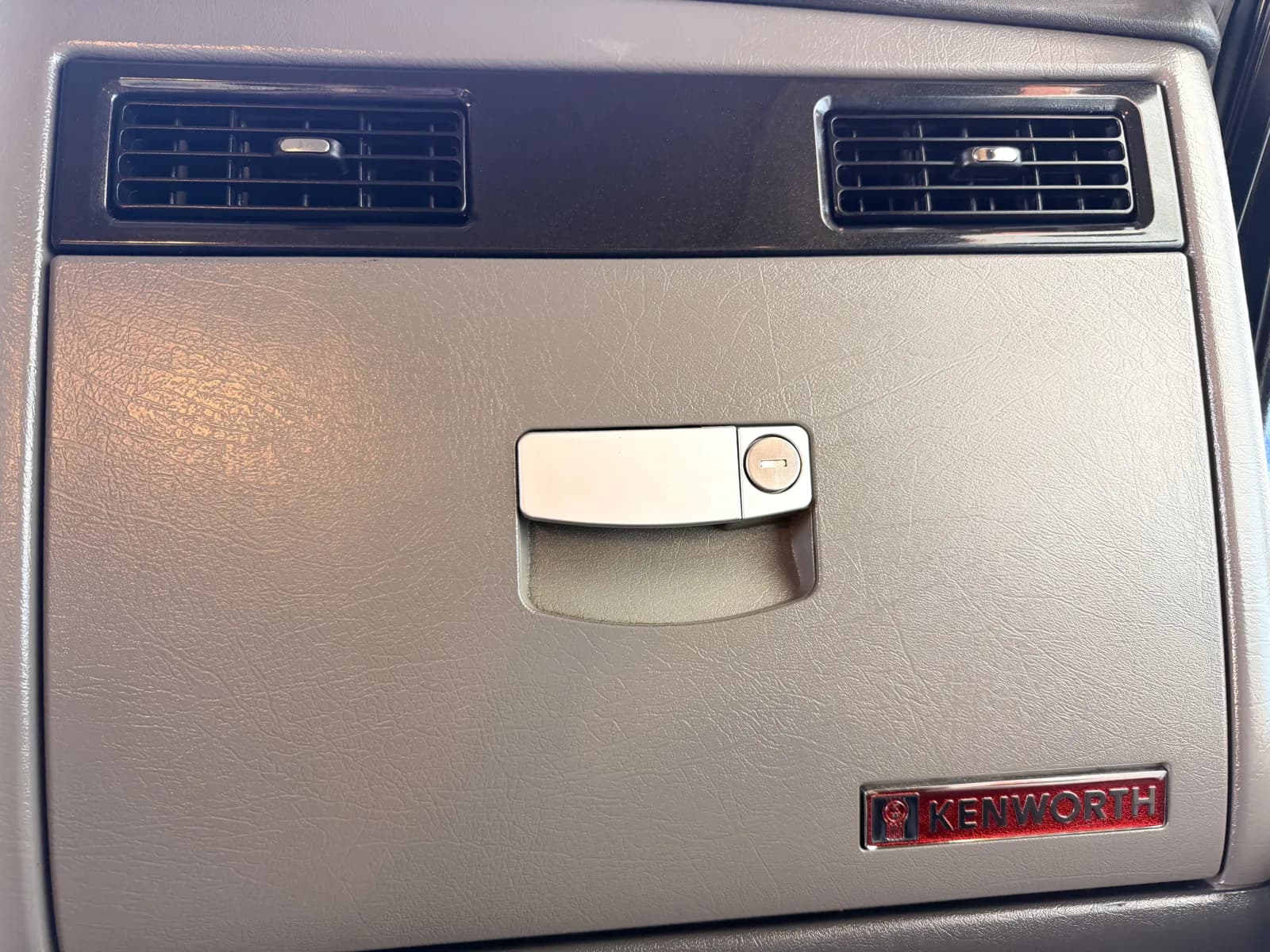 2011 Kenworth T800 — photo 20