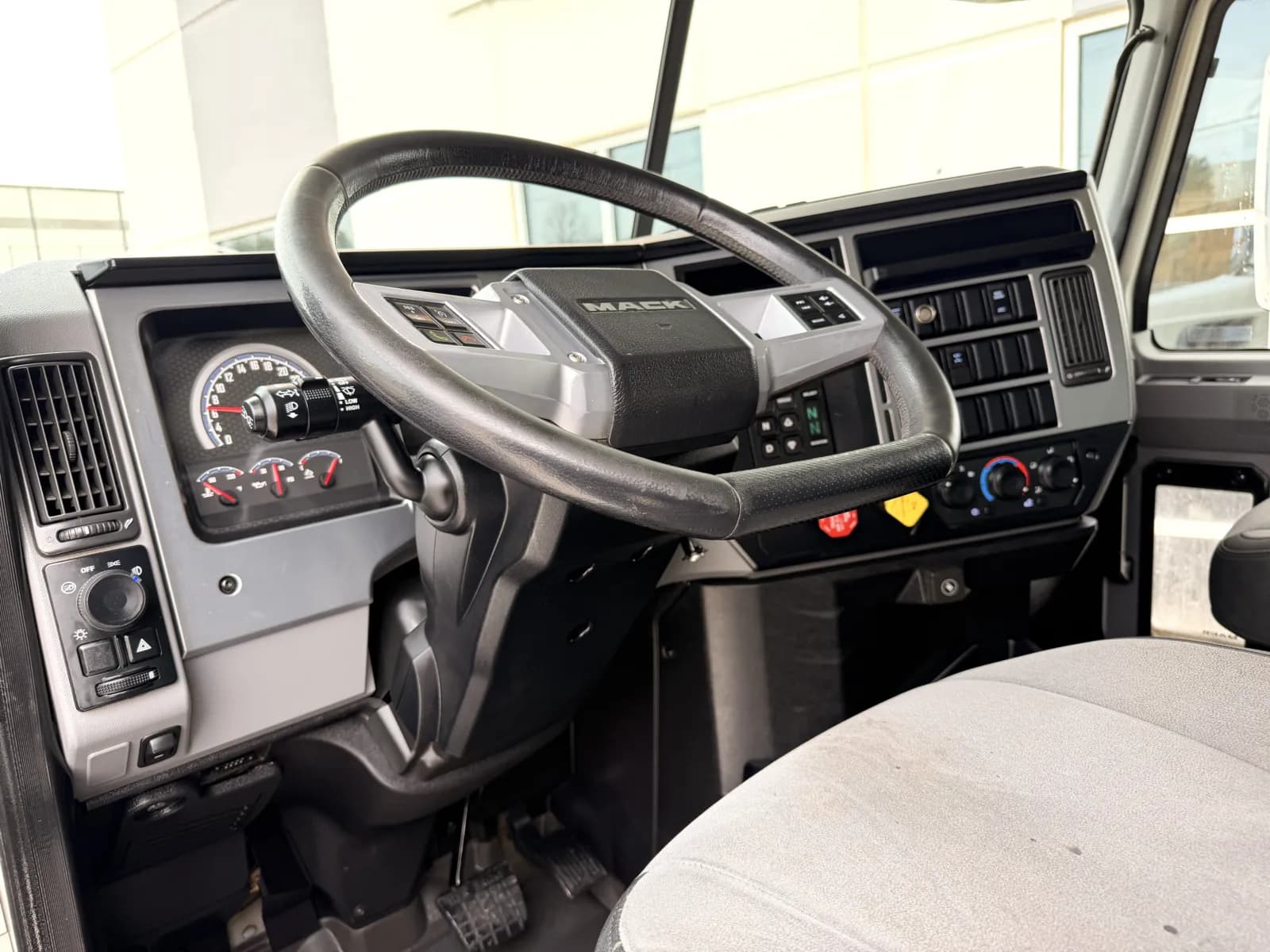 2021 Mack Granite — photo 16