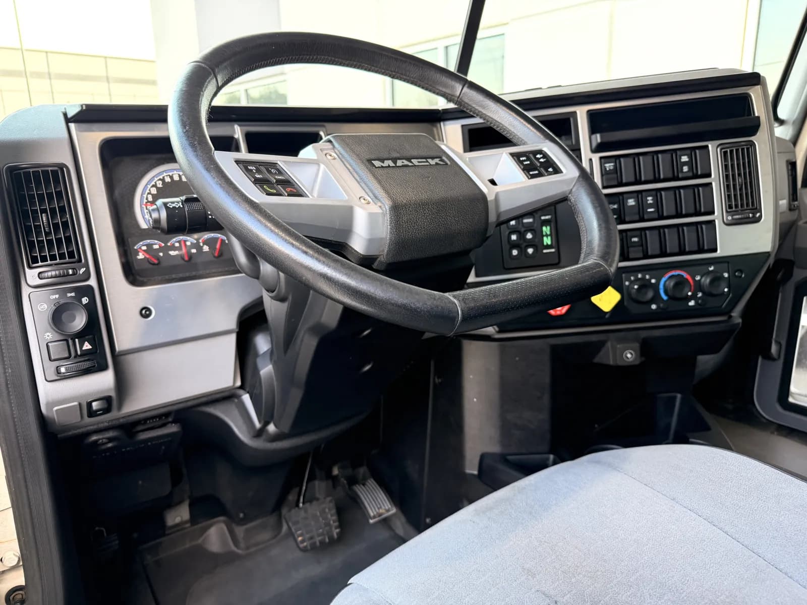 2023 Mack Granite — photo 16