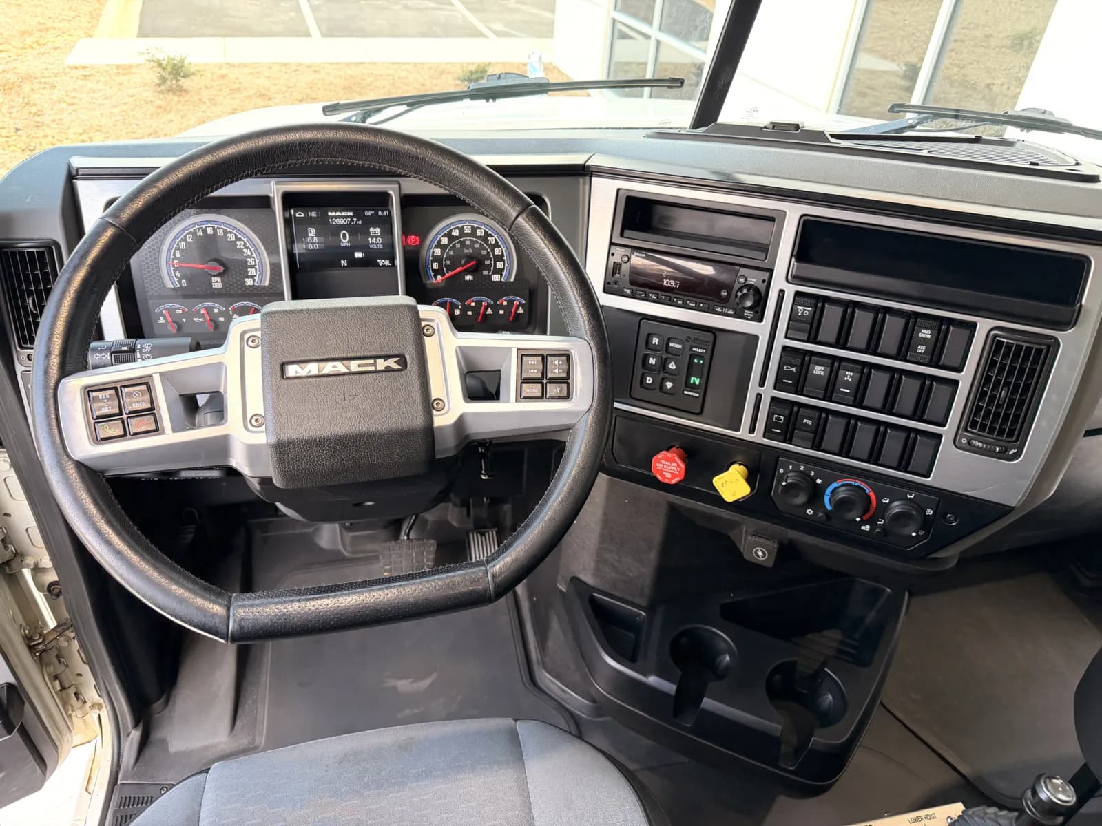 2023 Mack Granite — photo 17