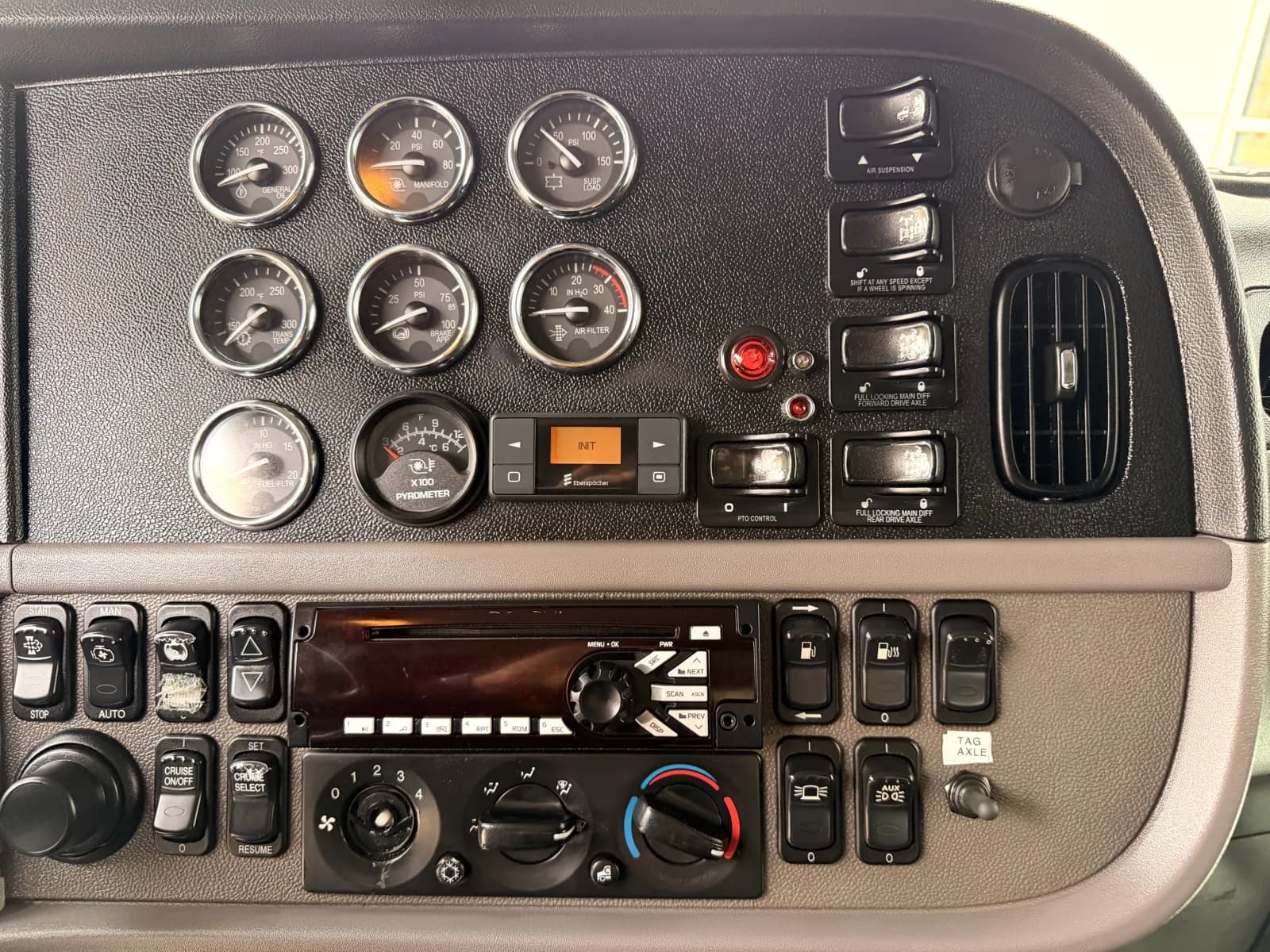 2013 Peterbilt 389 — photo 17