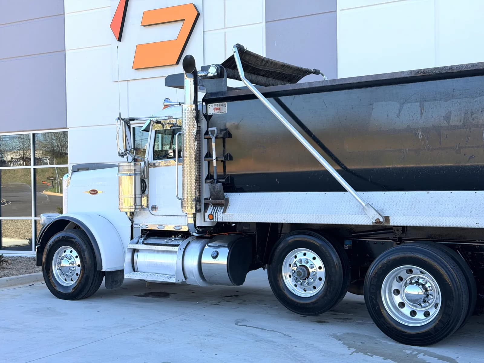 2021 Peterbilt 389 — photo 9