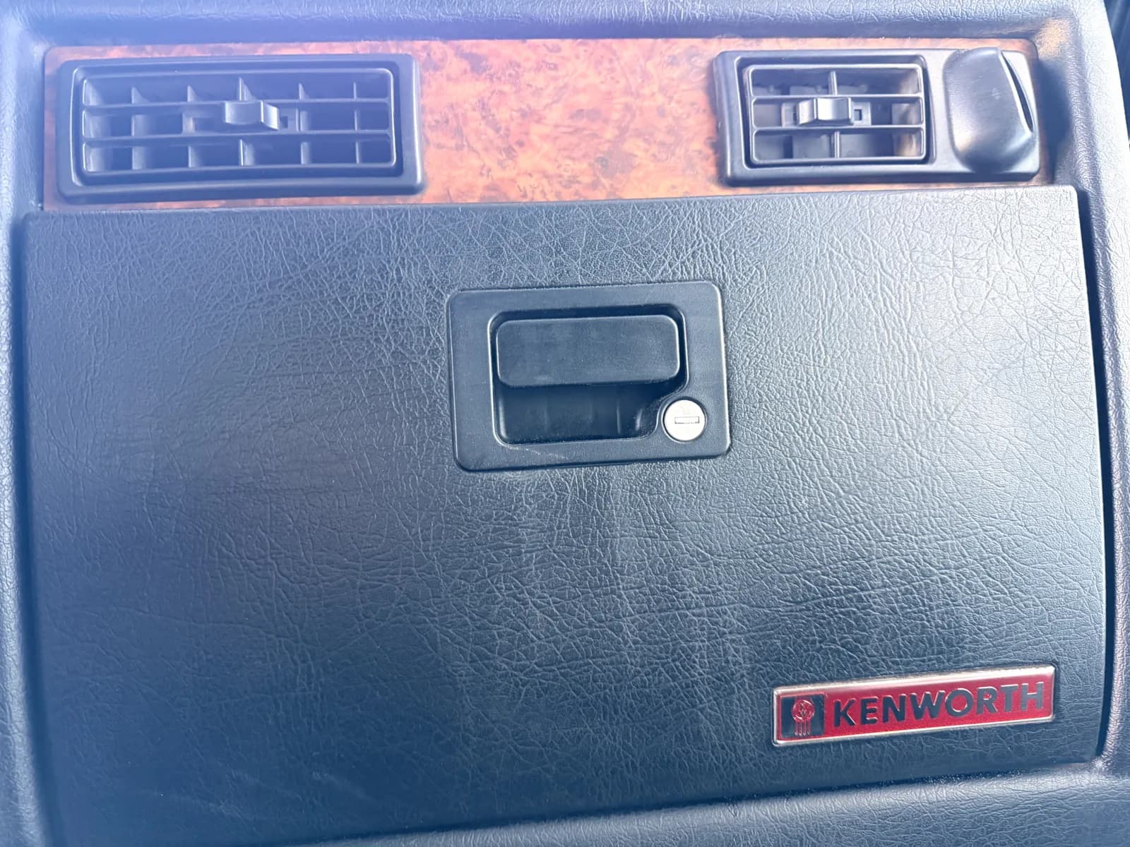 2005 Kenworth W900 — photo 19