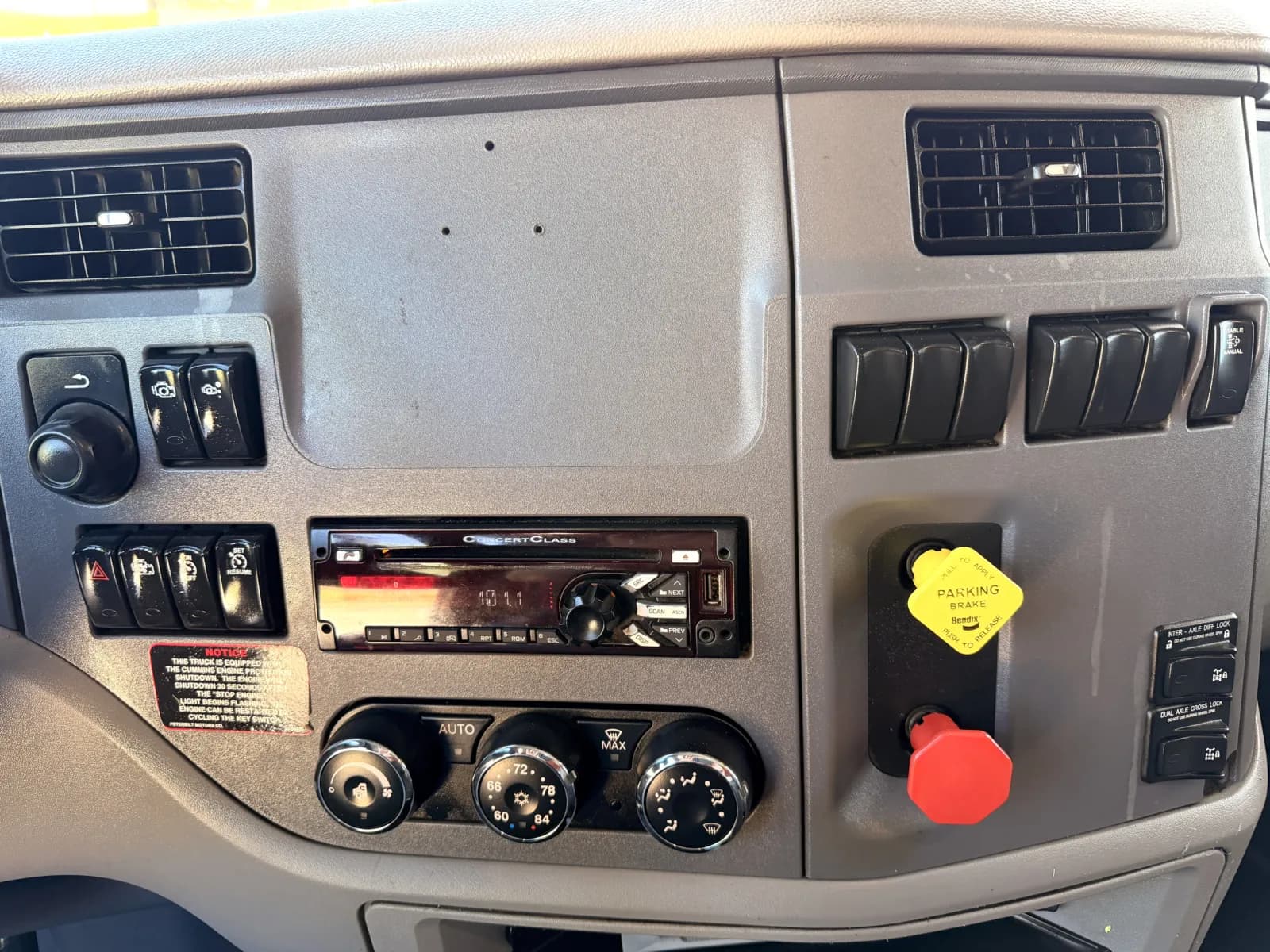 2016 Peterbilt 567 — photo 19