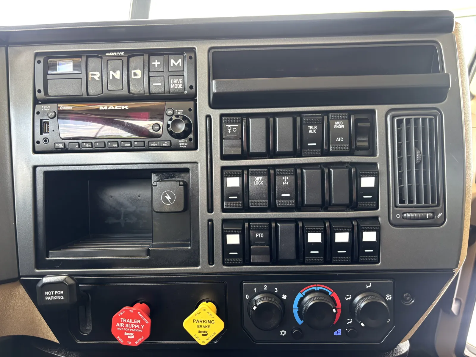 2023 Mack Granite — photo 18