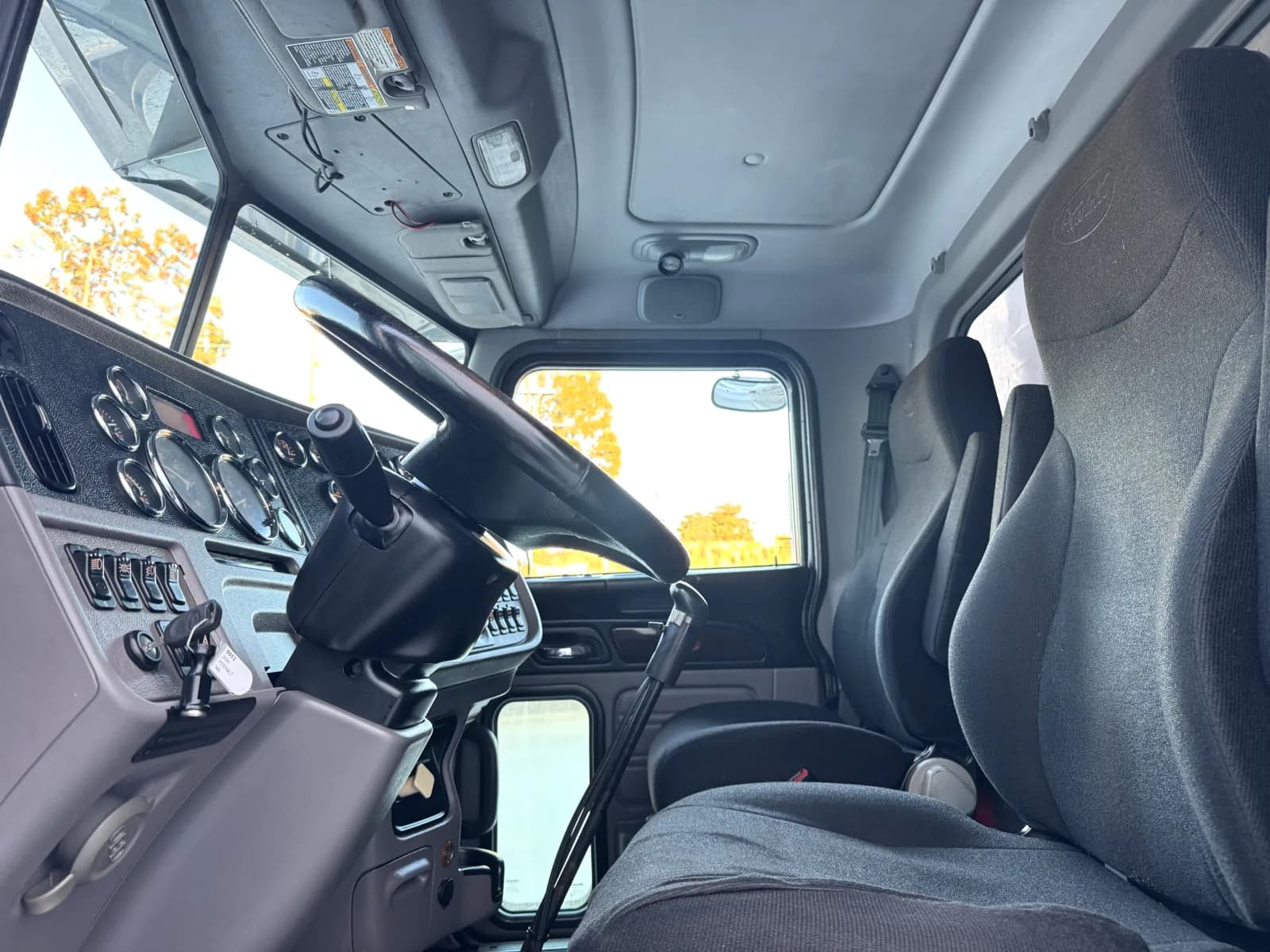 2020 Peterbilt 389 — photo 15