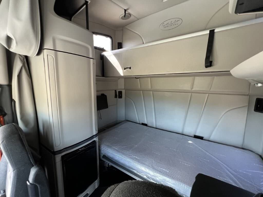 2021 Peterbilt 579 — photo 12