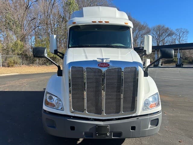 2021 Peterbilt 579 — photo 2