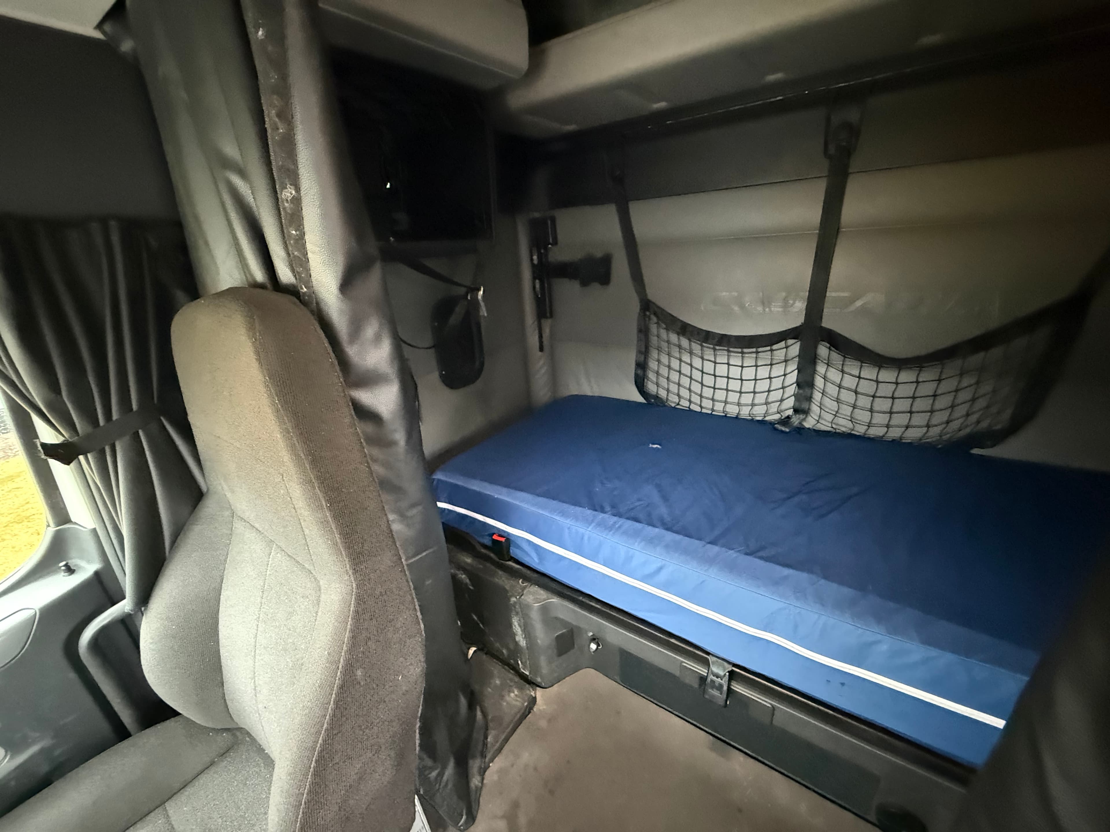 2022 Freightliner Cascadia — photo 10