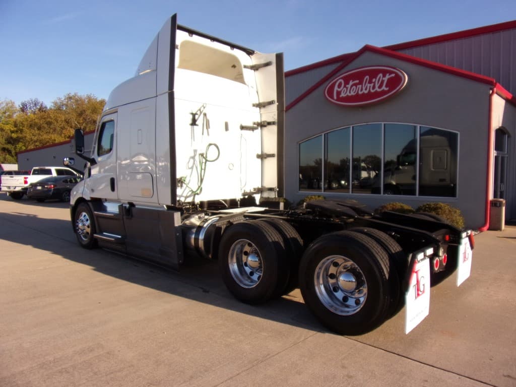 2022 Freightliner Cascadia — photo 8