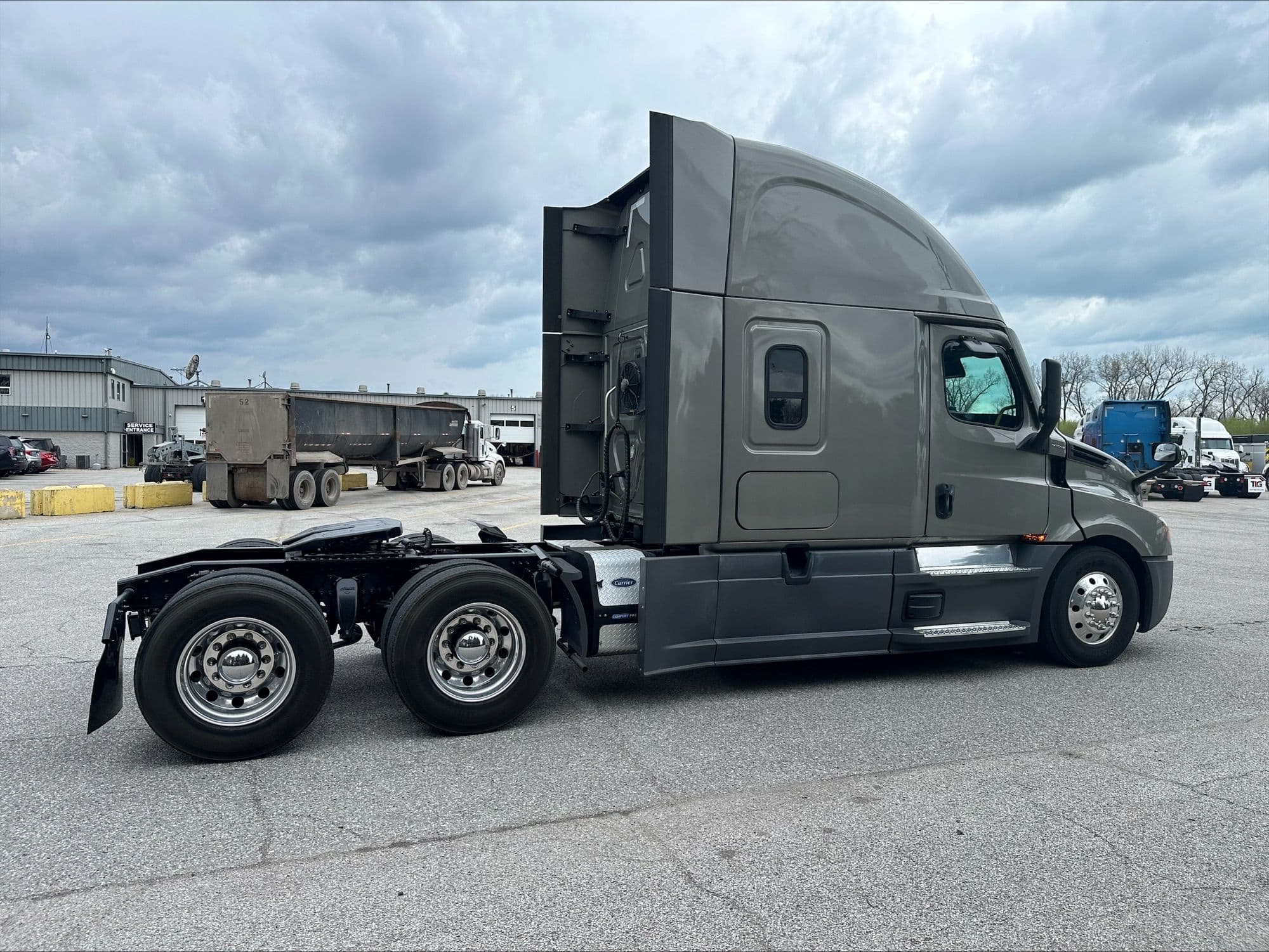 2023 Freightliner Cascadia — photo 3