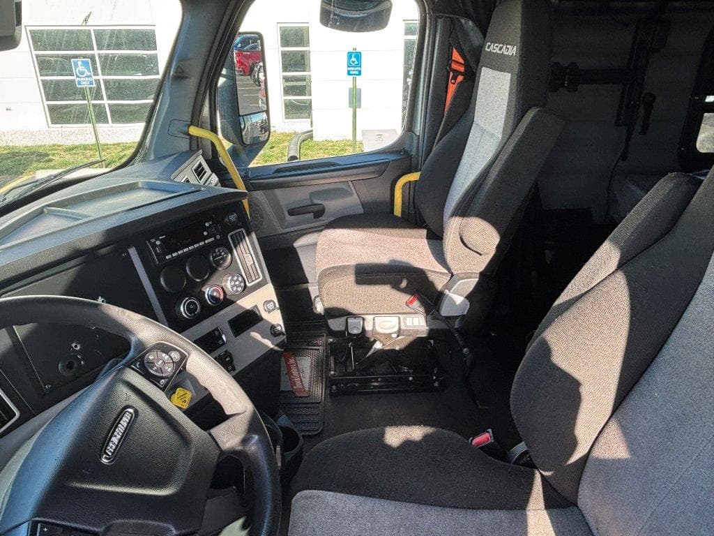 2023 Freightliner Cascadia — photo 14