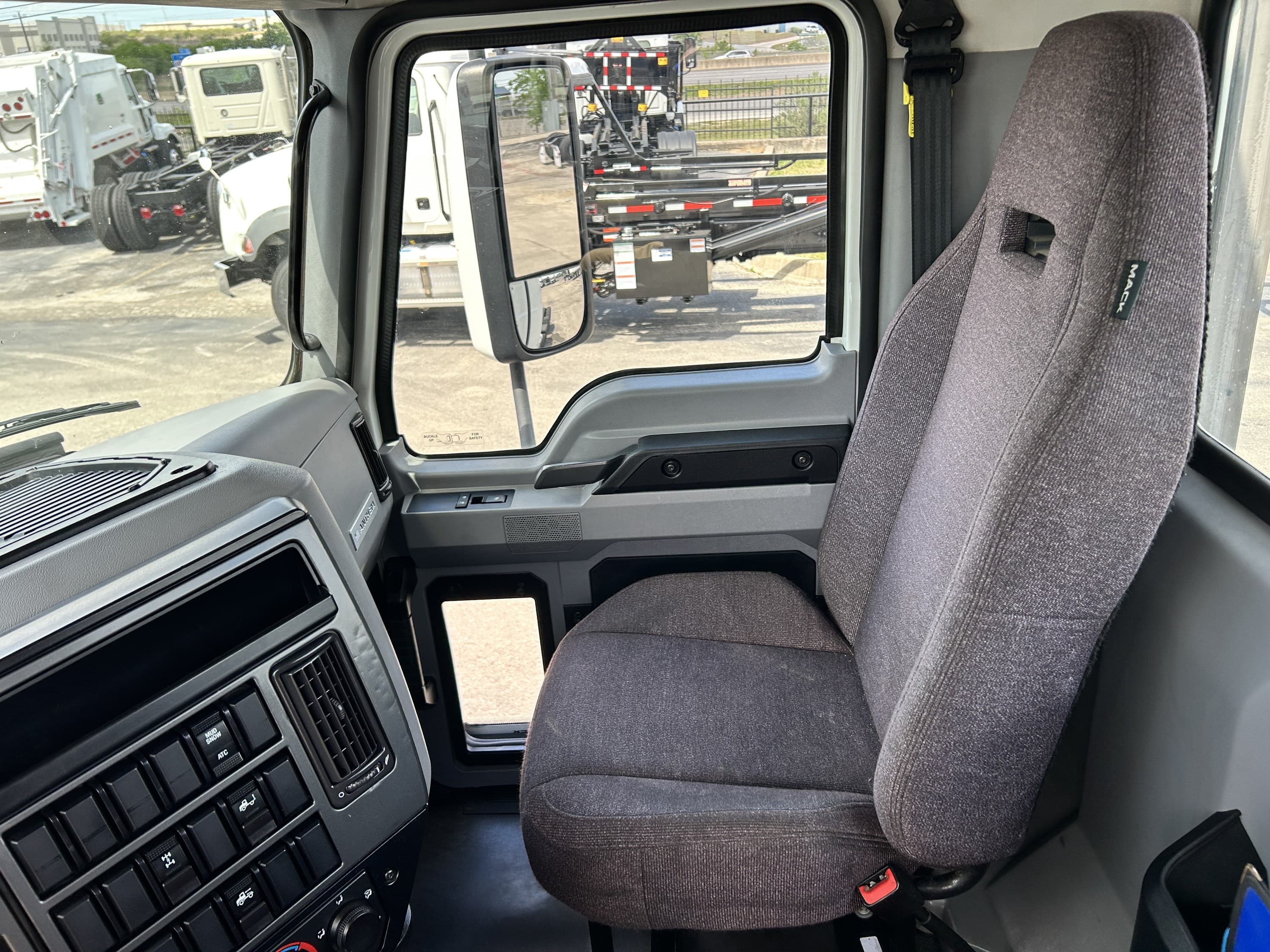 2020 Mack Anthem — photo 27