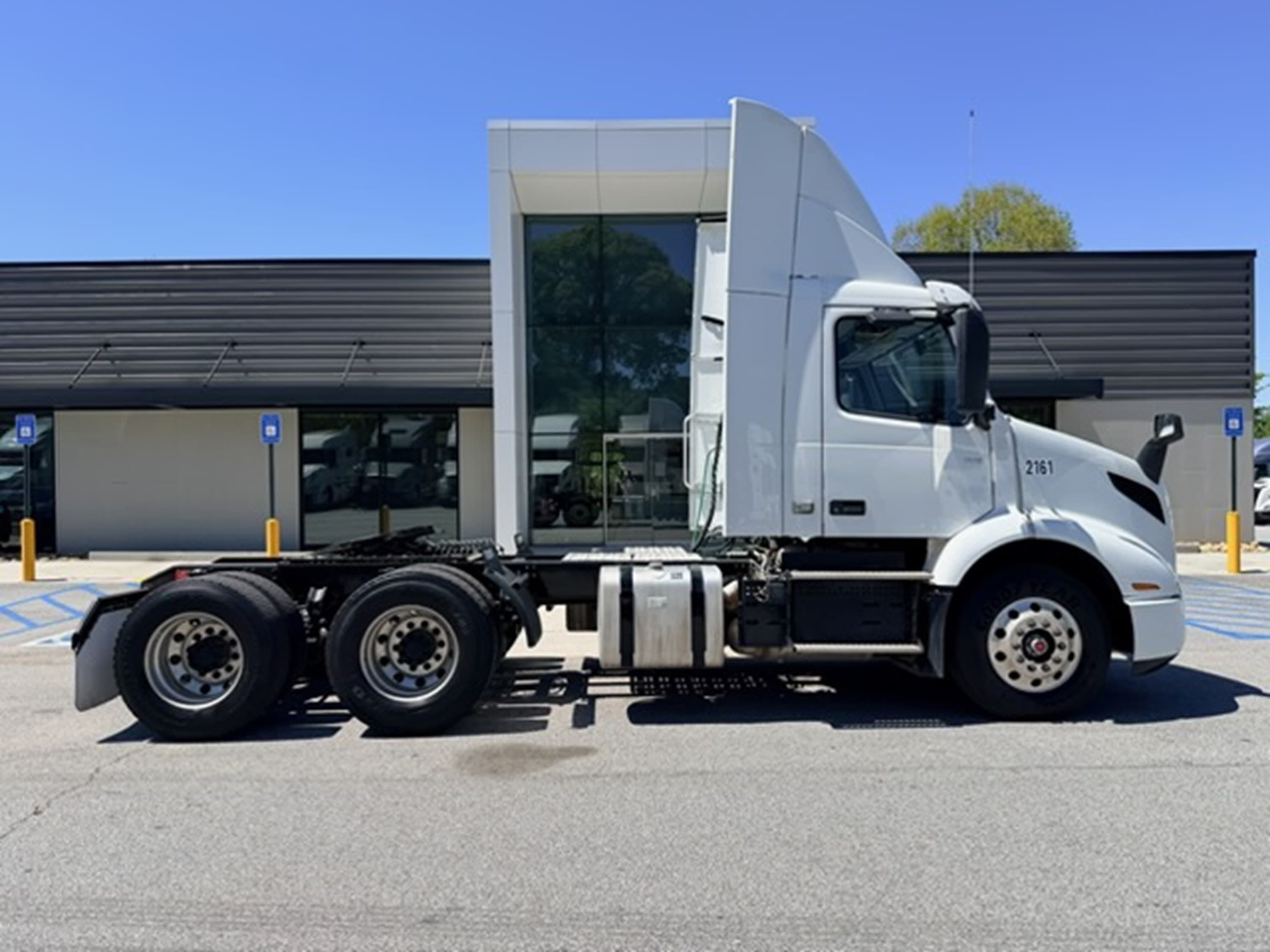 2021 Volvo VNR 640 — photo 2