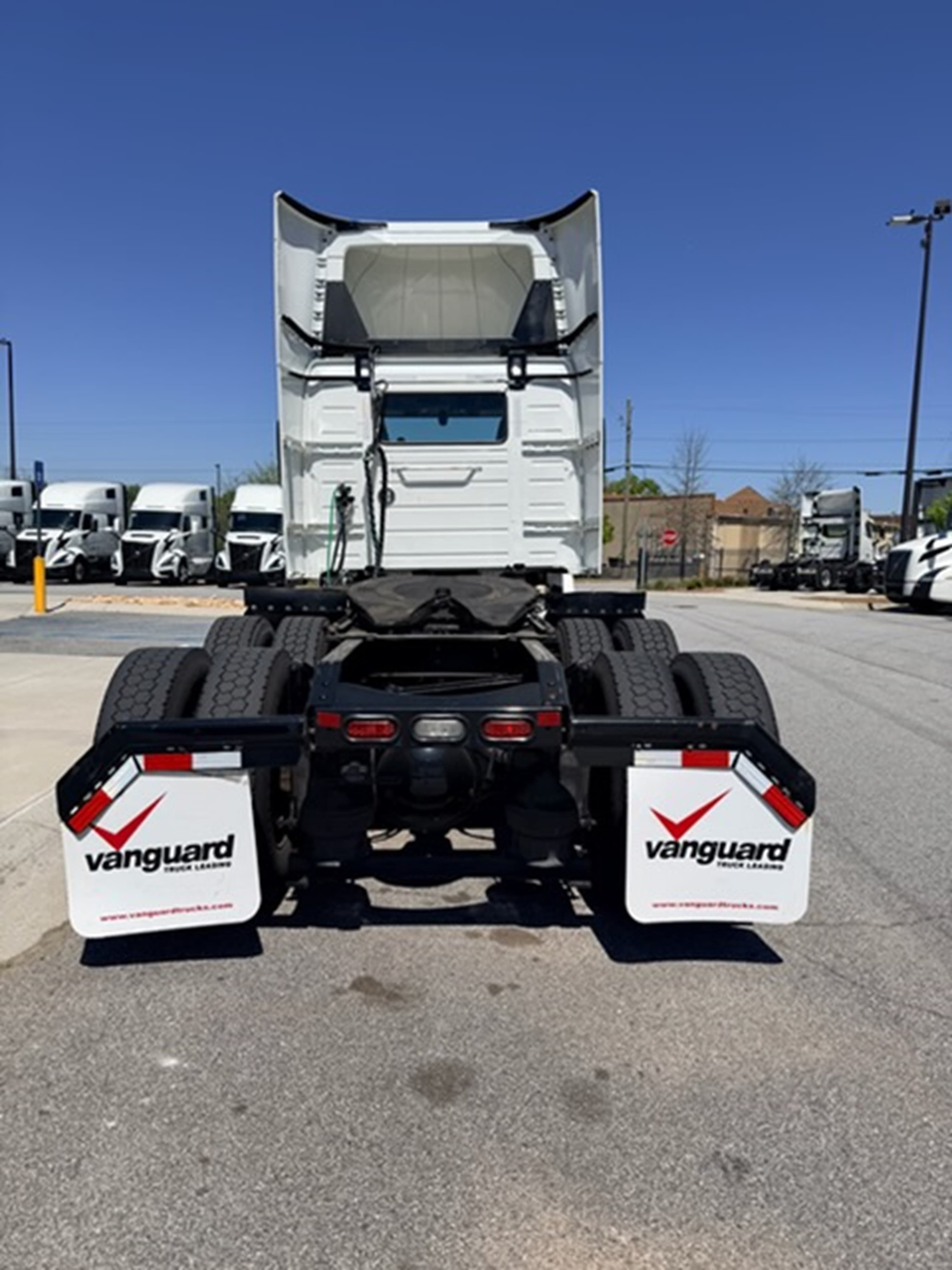 2021 Volvo VNR 640 — photo 4