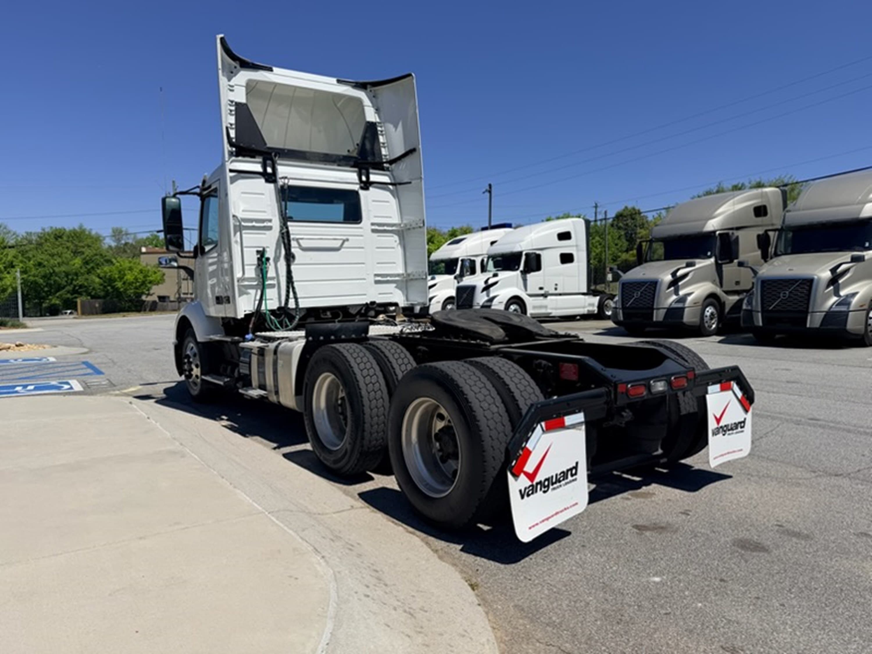 2021 Volvo VNR 640 — photo 5