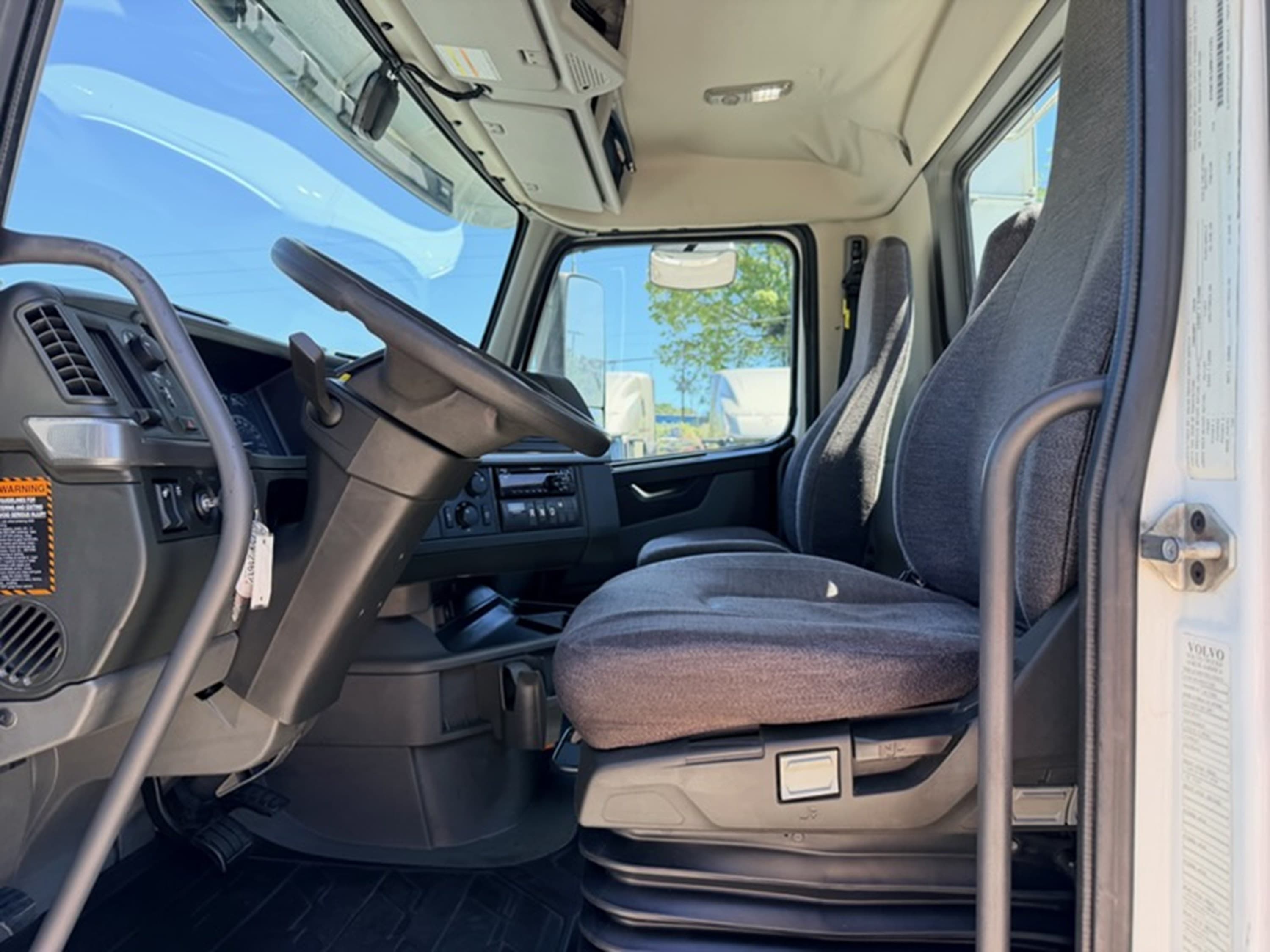 2021 Volvo VNR 640 — photo 7